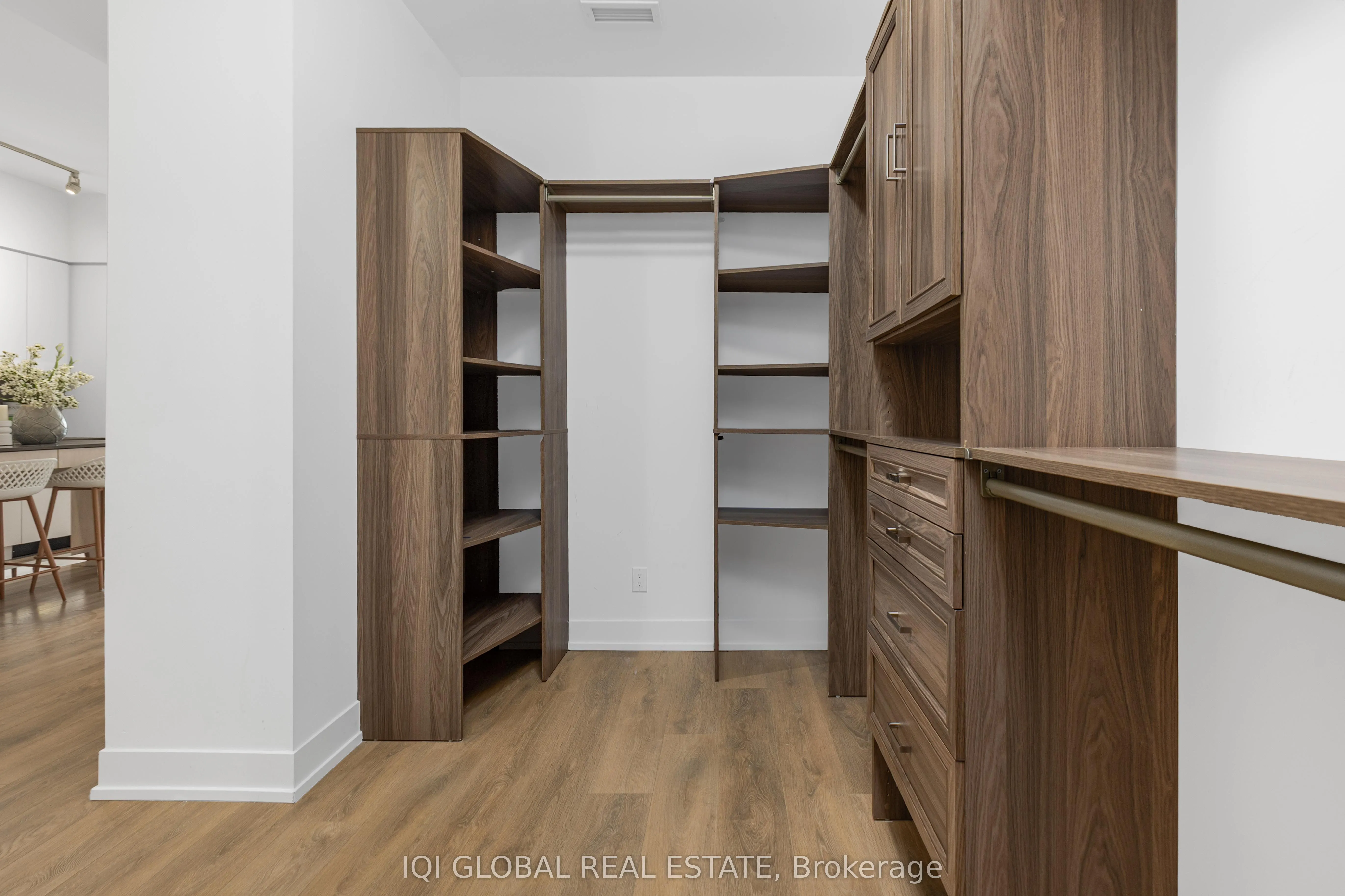 9471 Yonge Street, #301