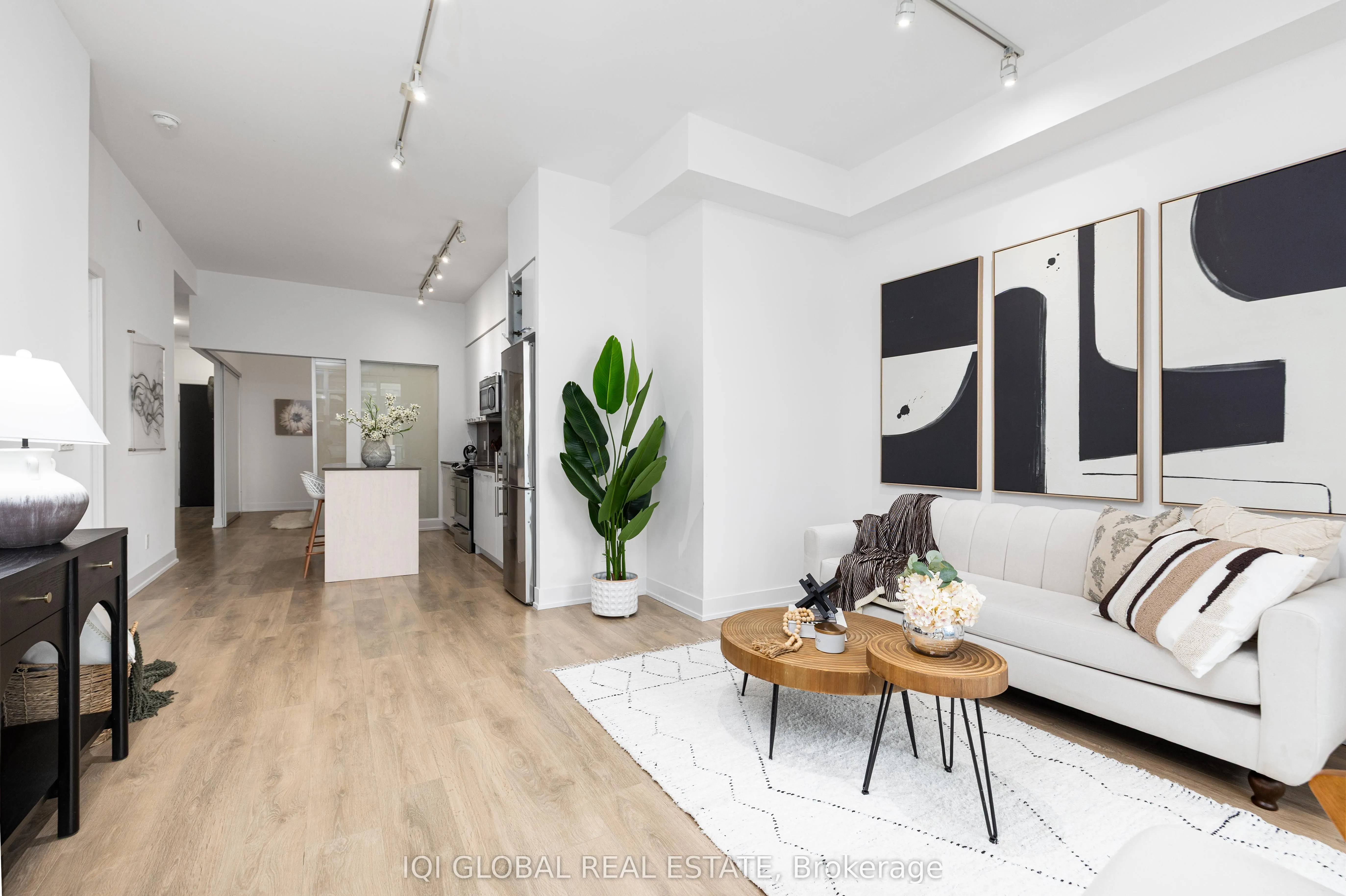 9471 Yonge Street, #301
