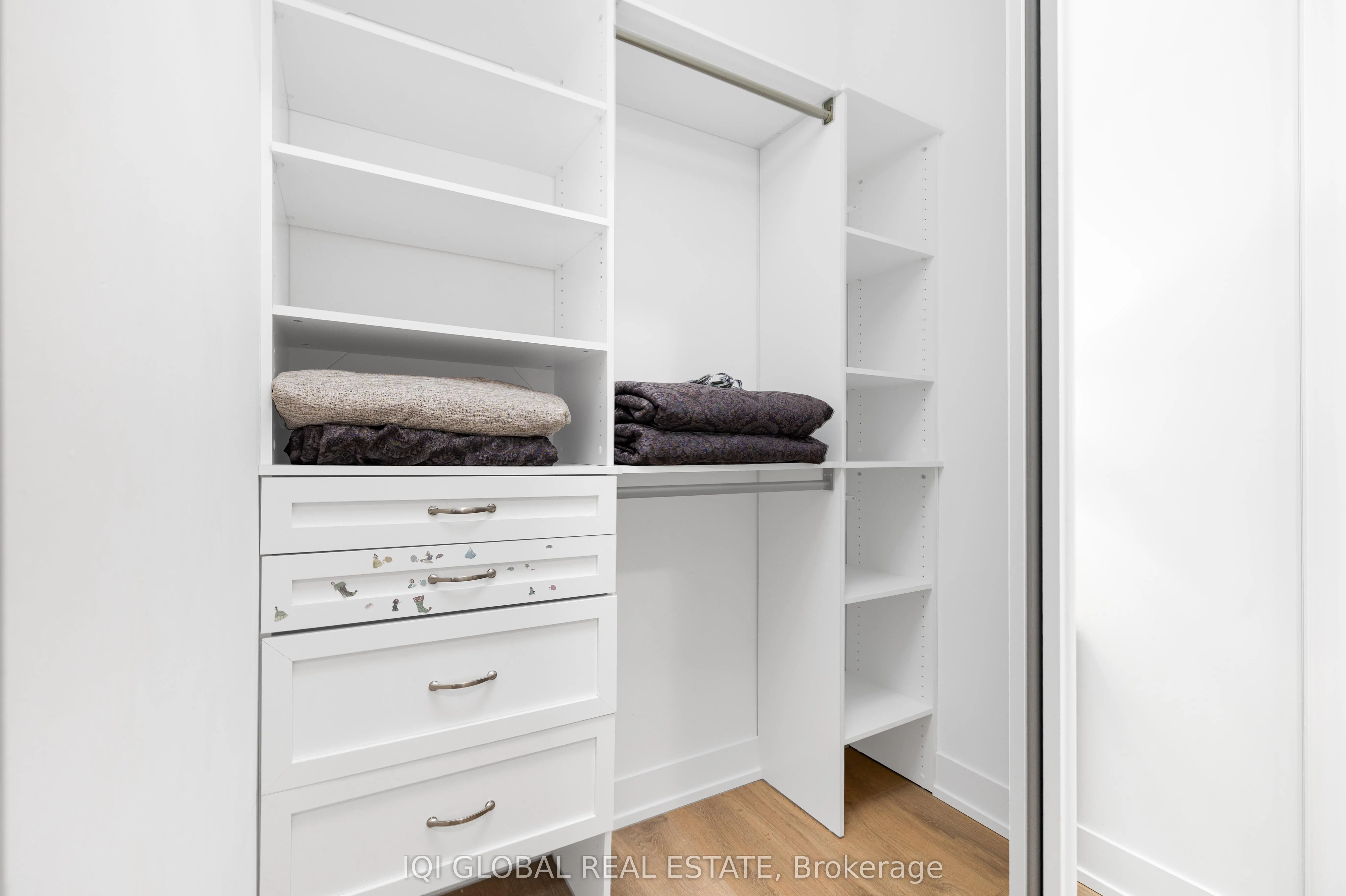 9471 Yonge Street, #301