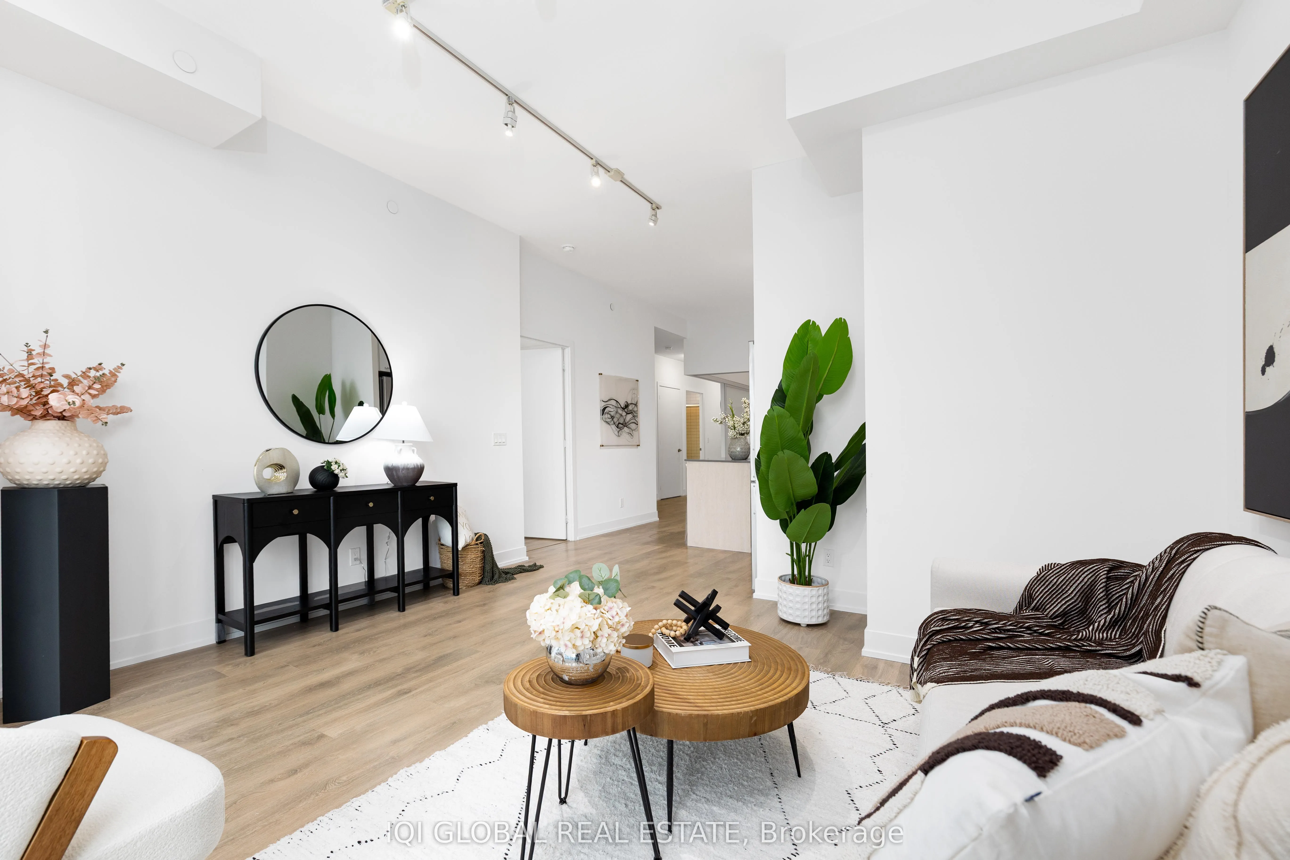 9471 Yonge Street, #301