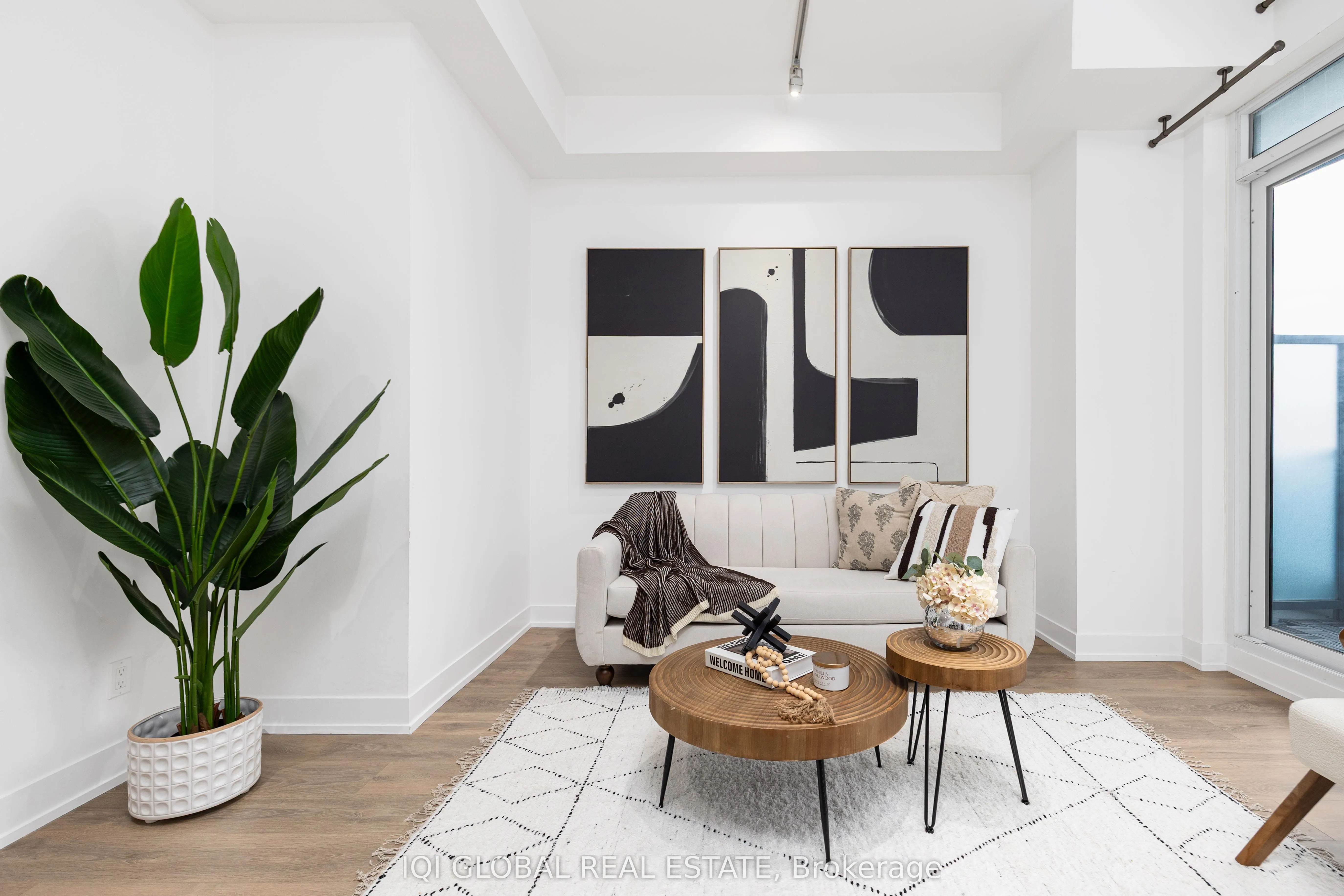 9471 Yonge Street, #301