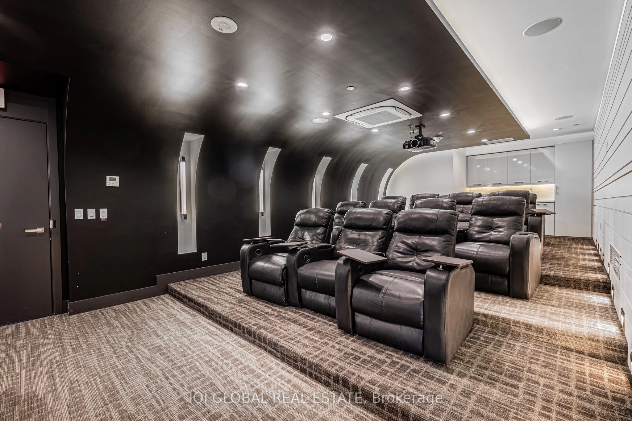 9471 Yonge Street, #301