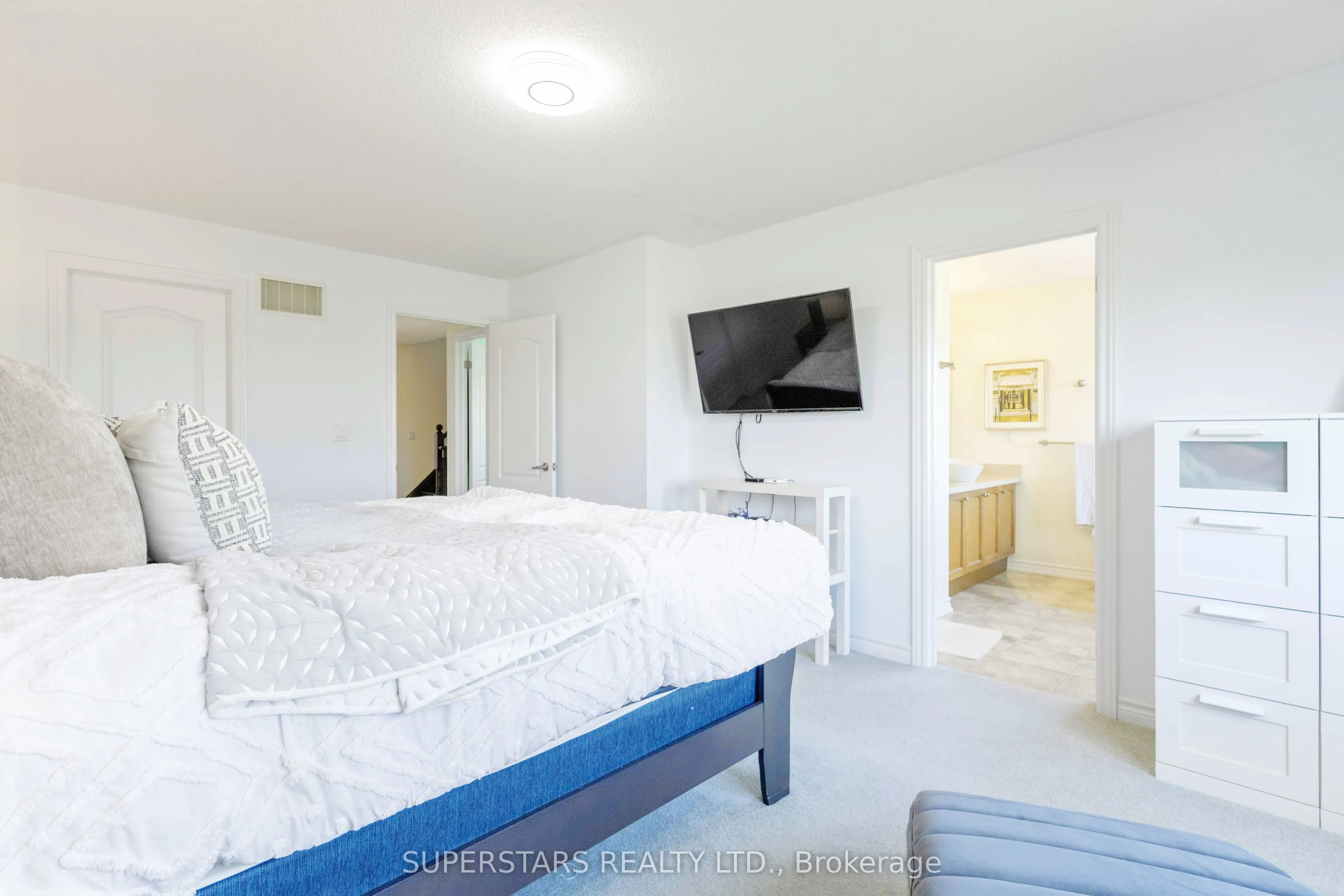 70 Living Cres Crescent