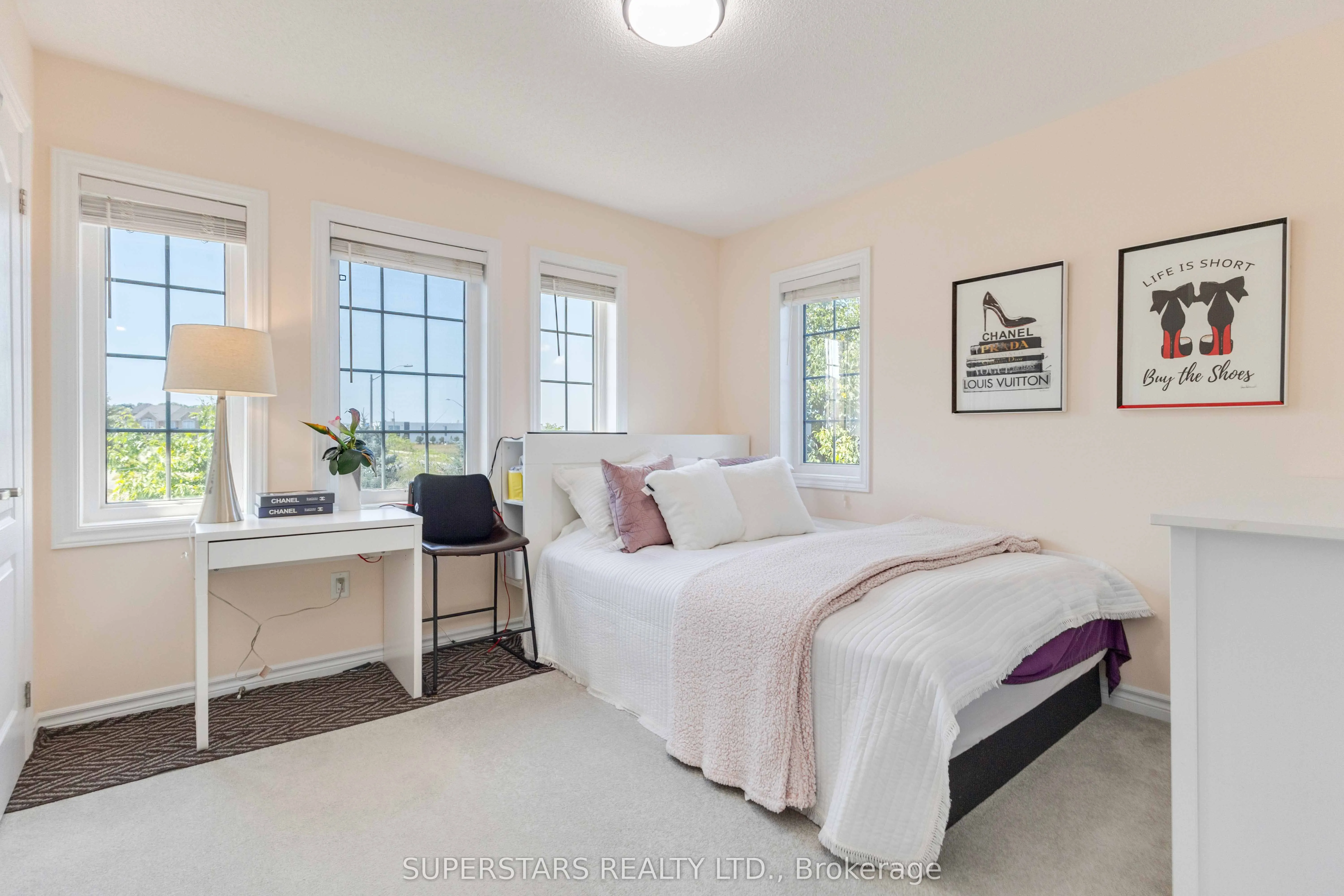 70 Living Cres Crescent