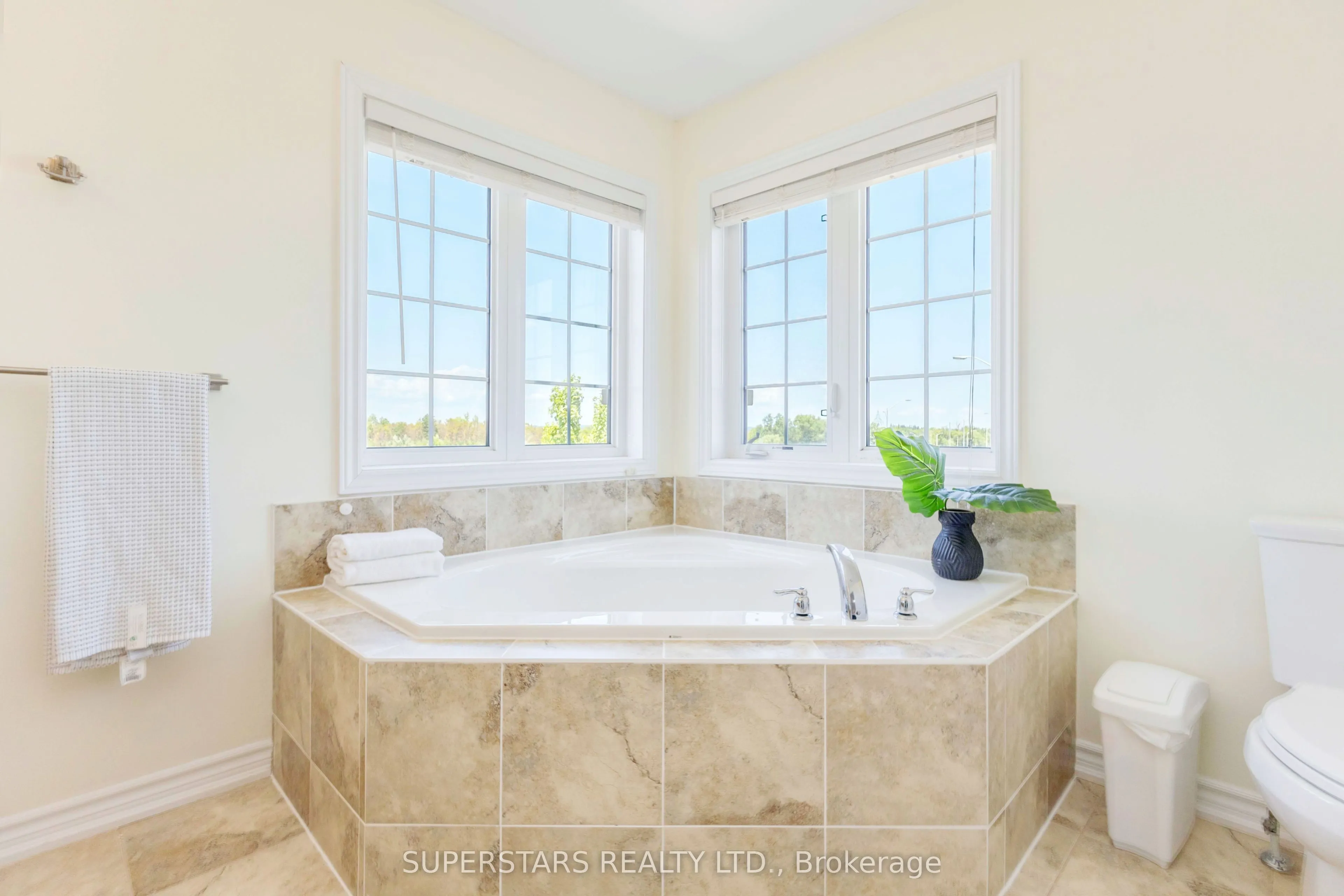 70 Living Cres Crescent