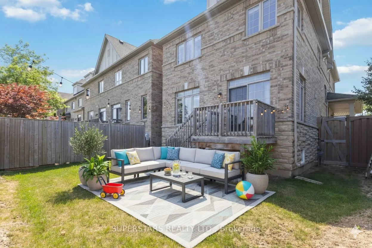 70 Living Cres Crescent