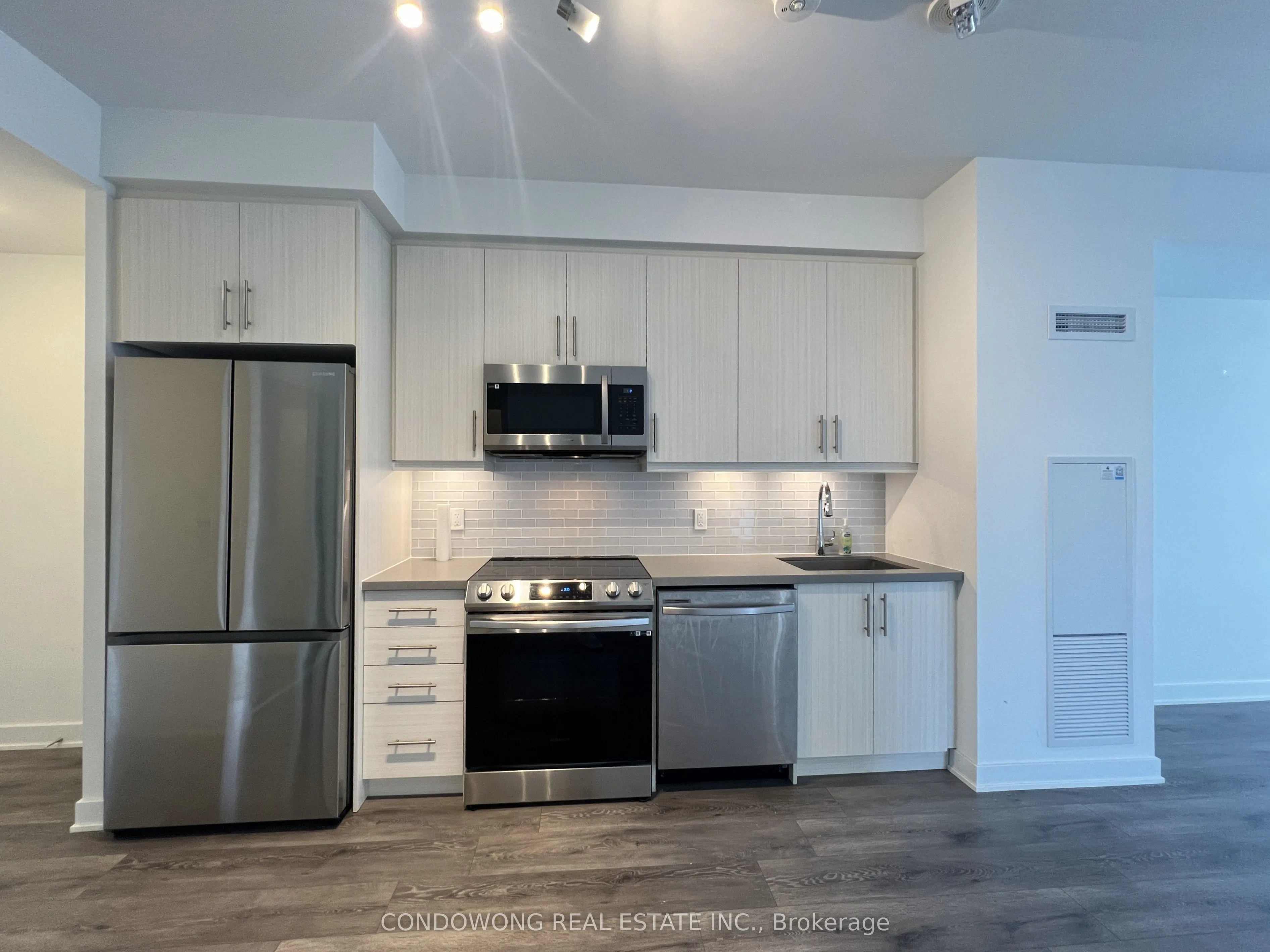105 Oneida Crescent, #1205