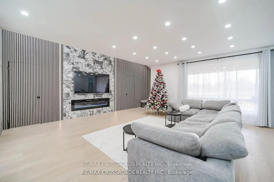 7118 Yonge Street