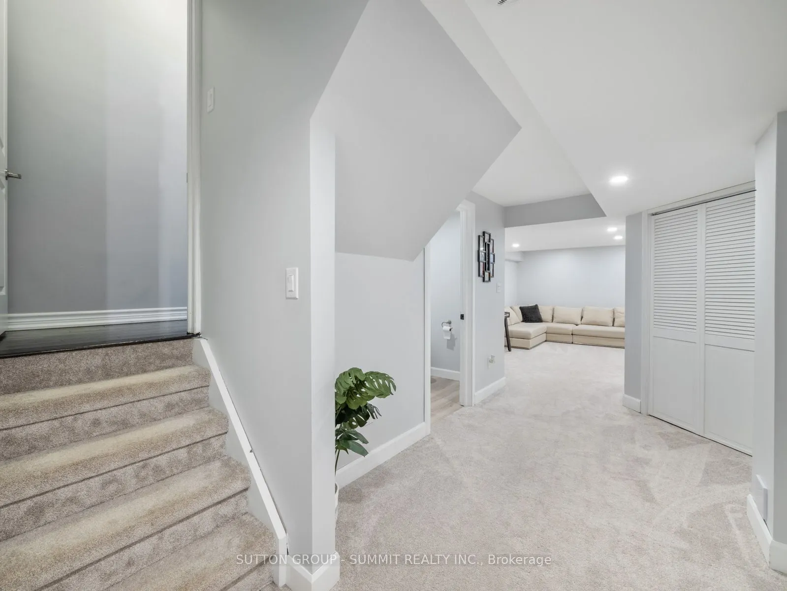 73 MONDIAL Crescent