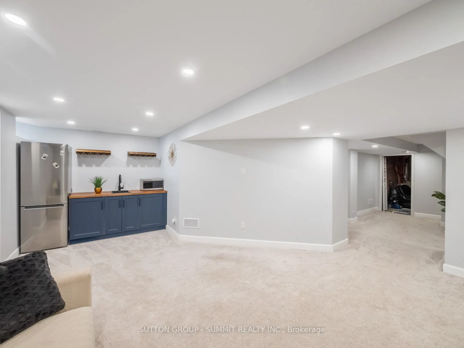 73 MONDIAL Crescent