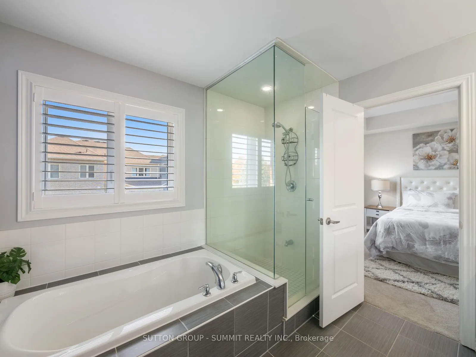 73 MONDIAL Crescent
