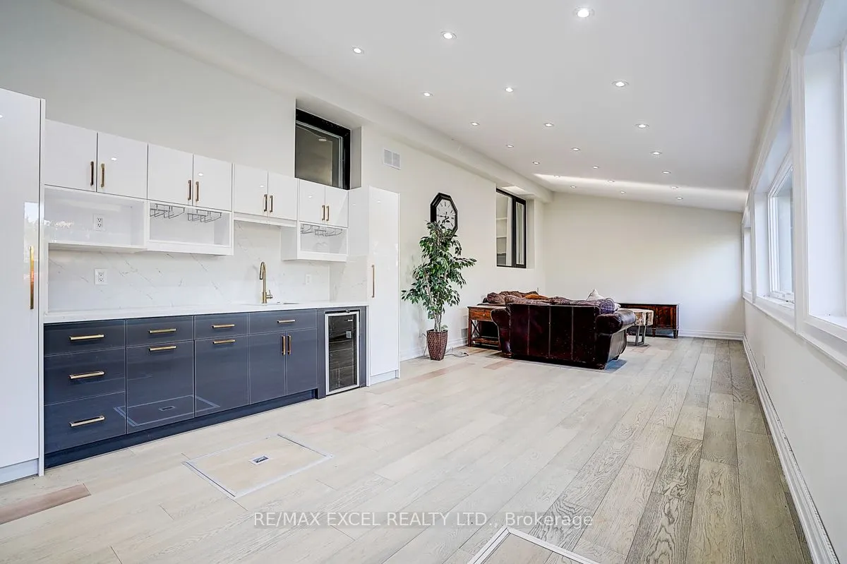 9 Oakcrest Avenue