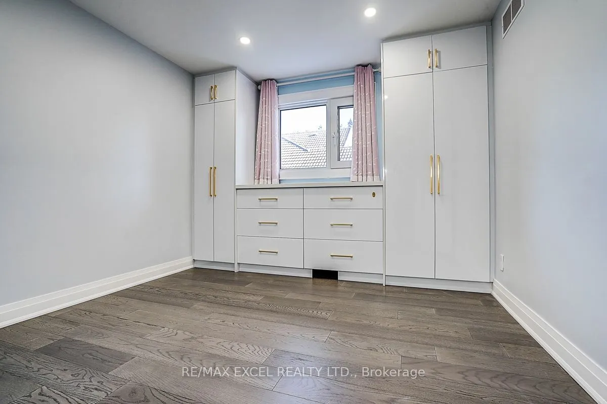 9 Oakcrest Avenue
