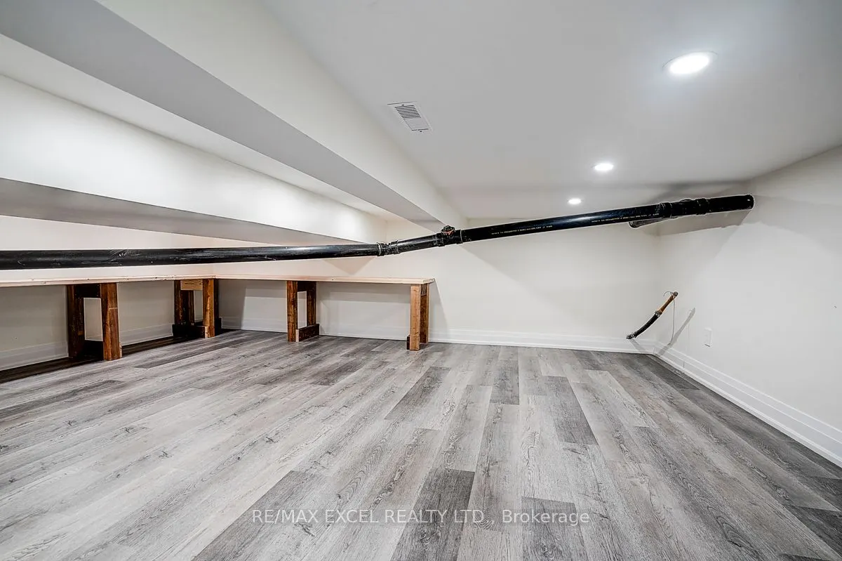 9 Oakcrest Avenue