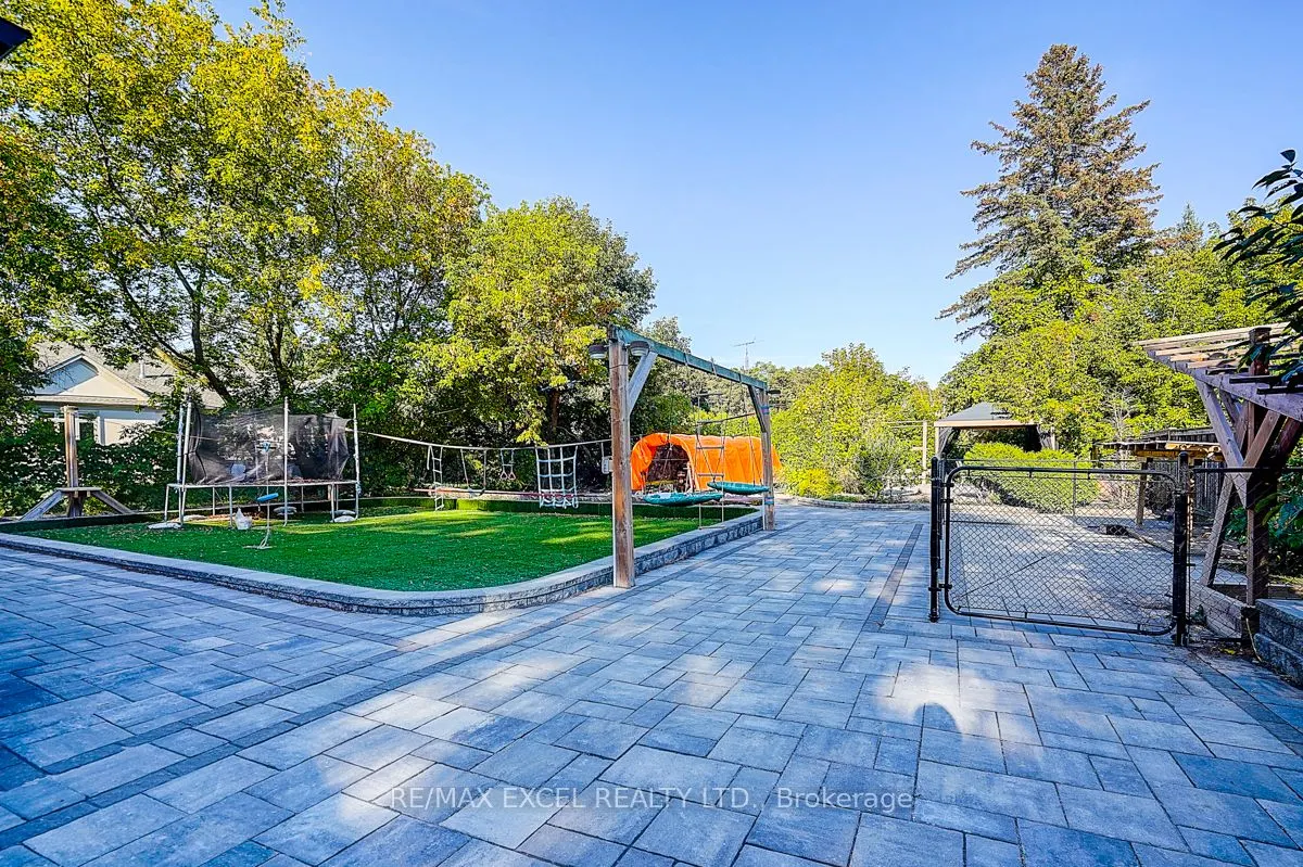 9 Oakcrest Avenue