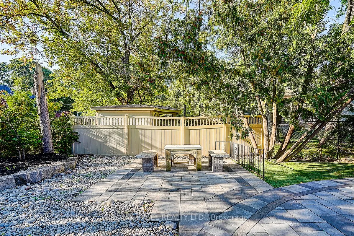 9 Oakcrest Avenue