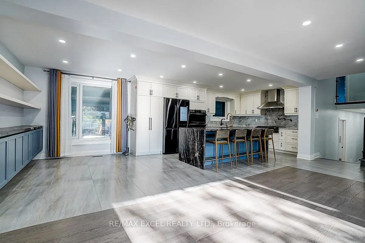 9 Oakcrest Avenue