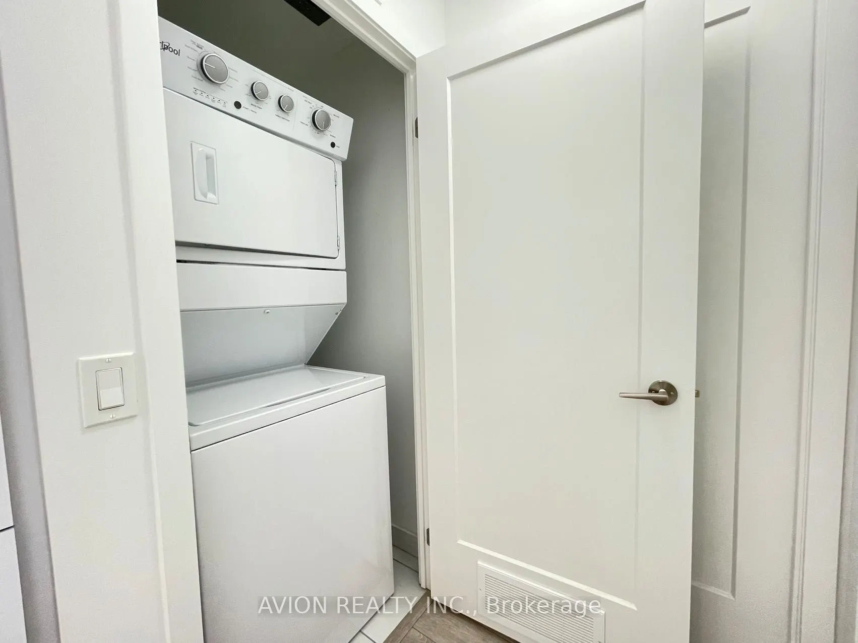 105 Oneida Crescent, #703