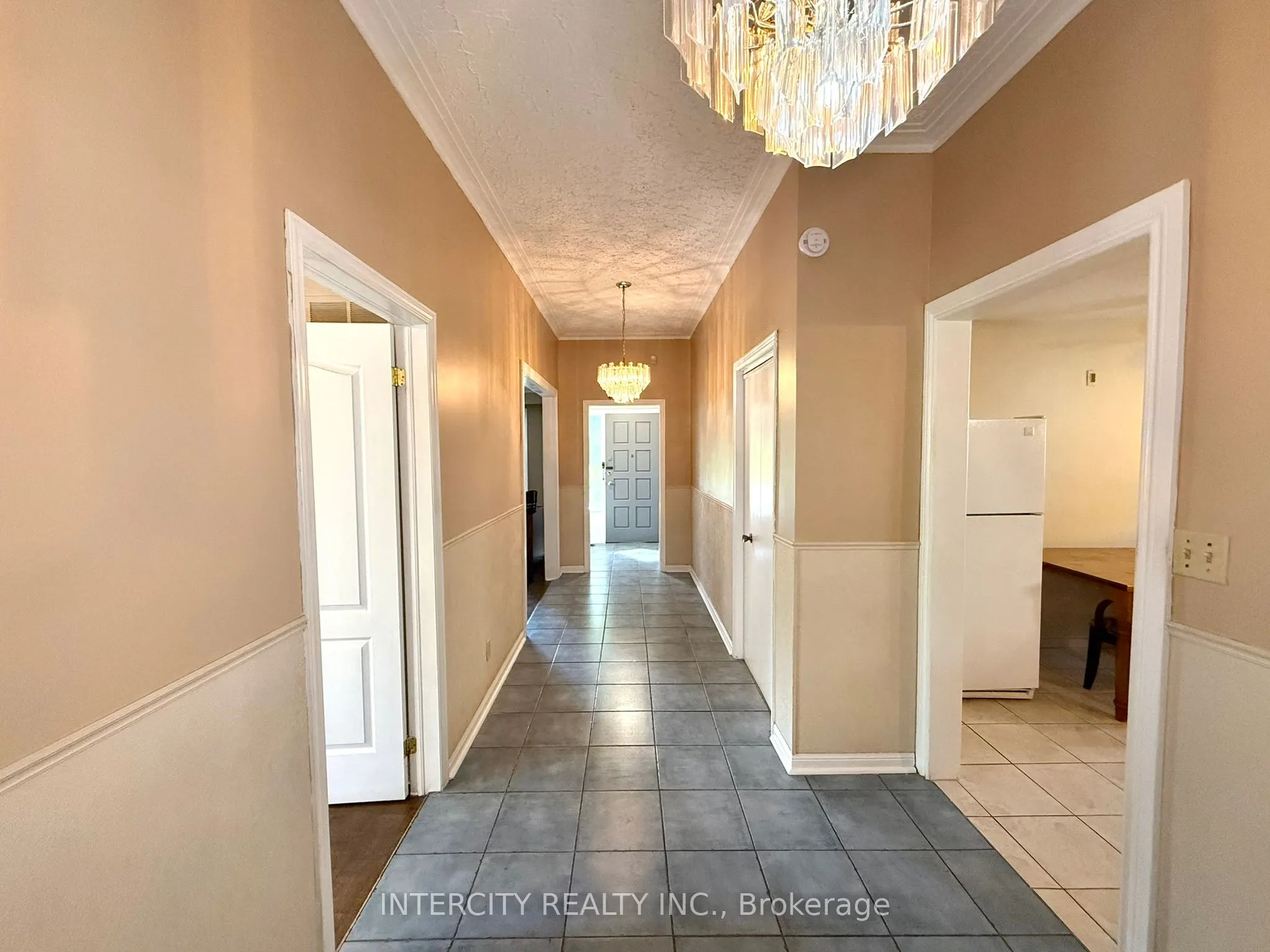 18 Glen Cameron Road, #Main & 2nd Flr