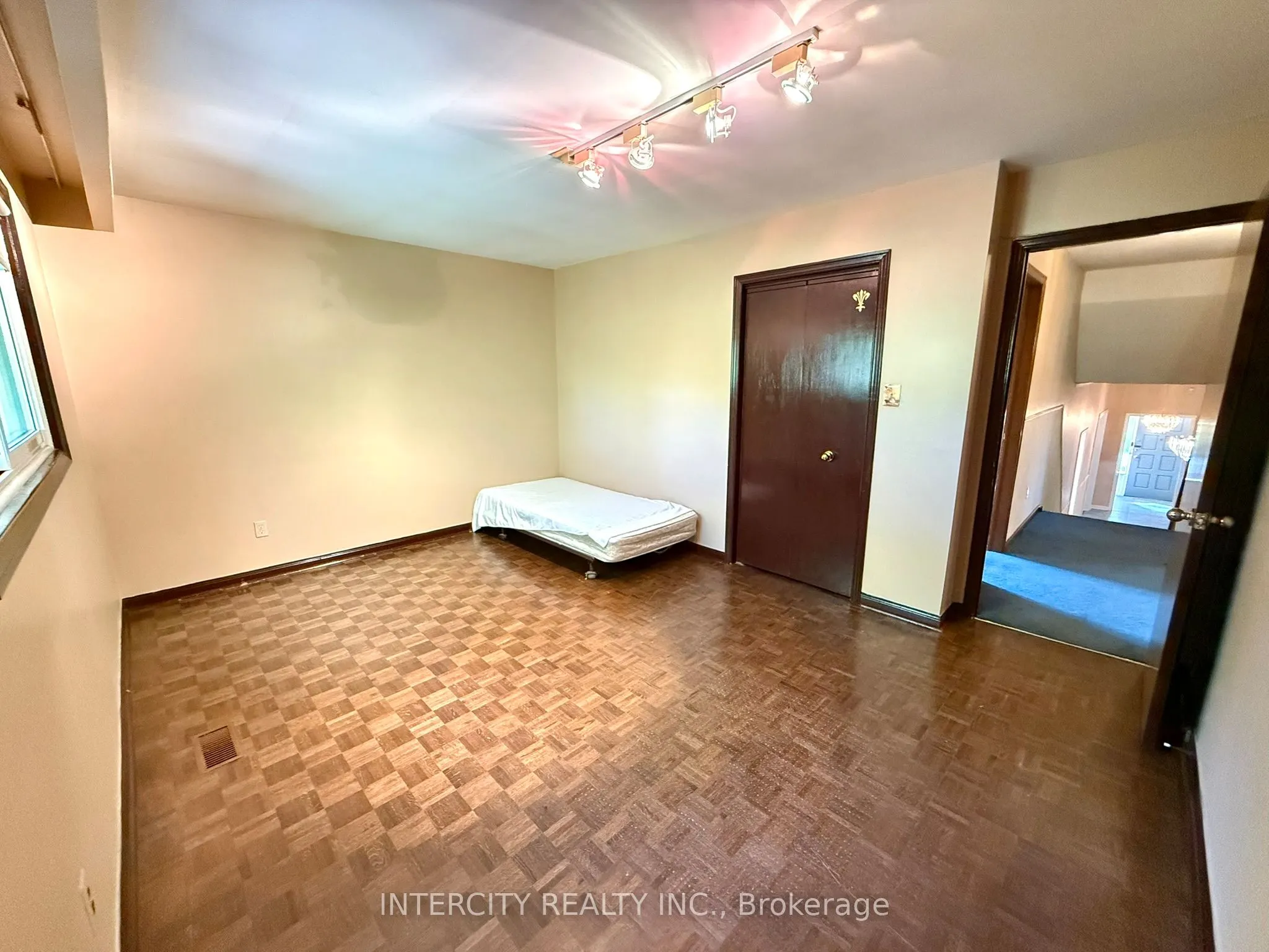 18 Glen Cameron Road, #Main & 2nd Flr