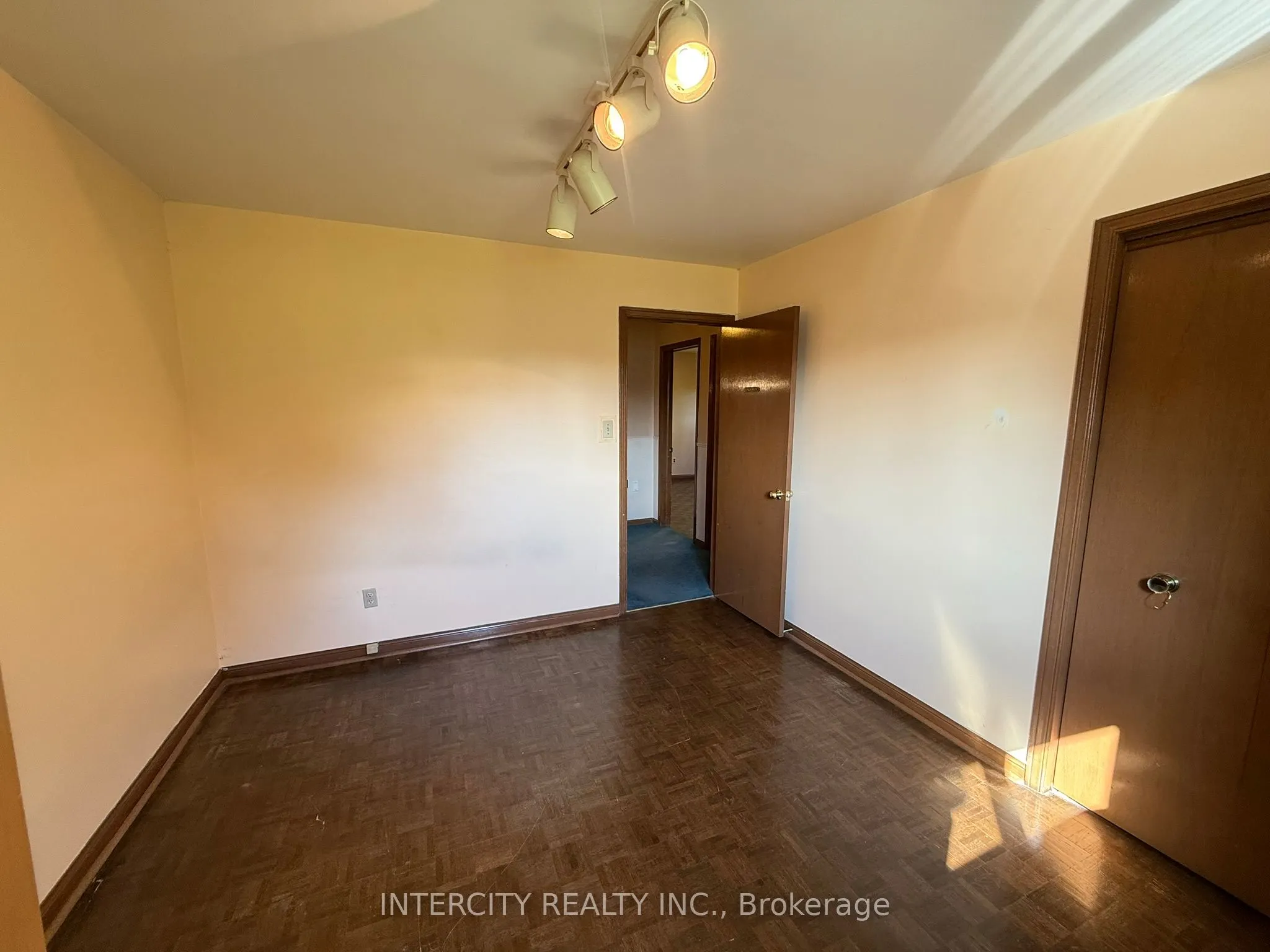 18 Glen Cameron Road, #Main & 2nd Flr