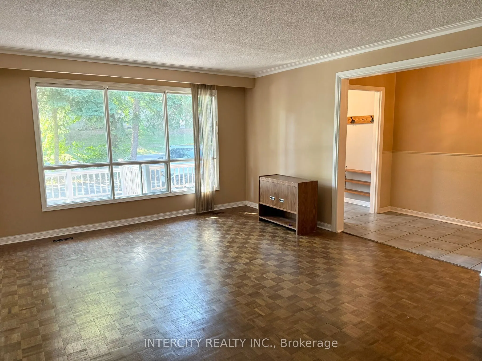 18 Glen Cameron Road, #Main & 2nd Flr