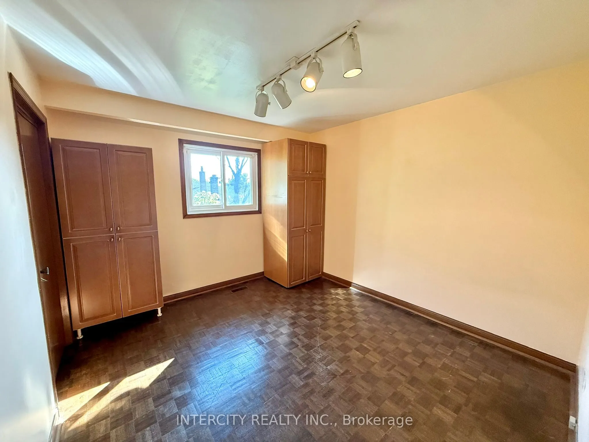 18 Glen Cameron Road, #Main & 2nd Flr