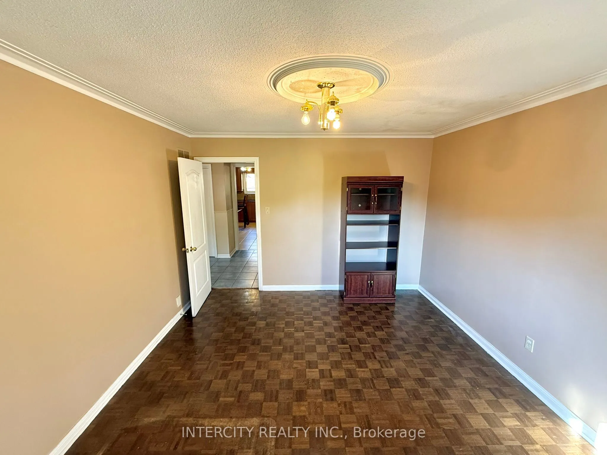 18 Glen Cameron Road, #Main & 2nd Flr