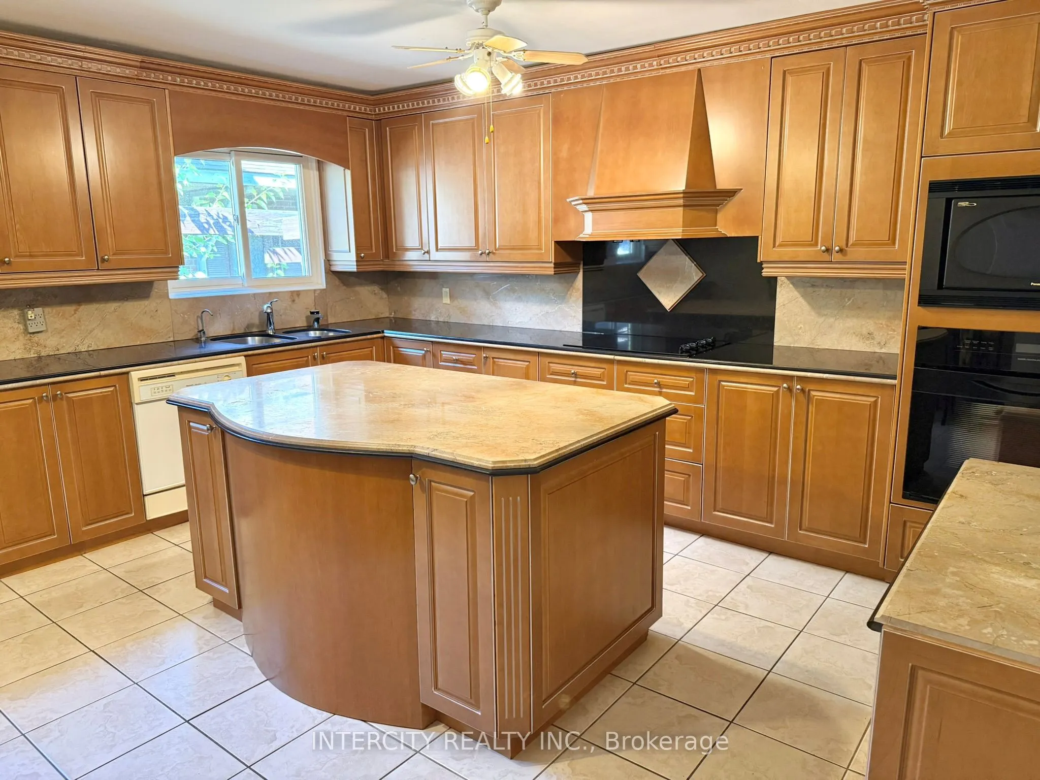 18 Glen Cameron Road, #Main & 2nd Flr