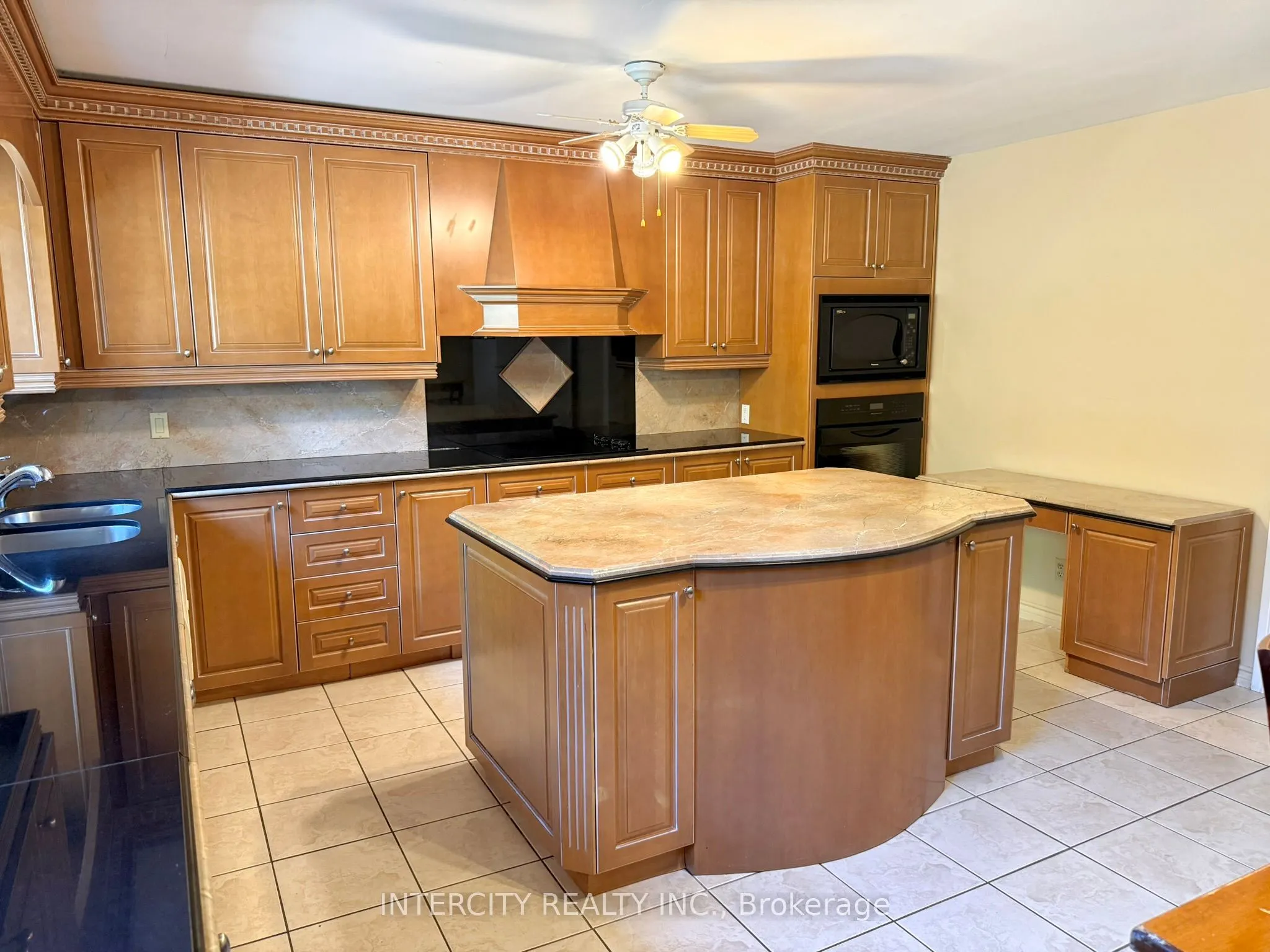18 Glen Cameron Road, #Main & 2nd Flr