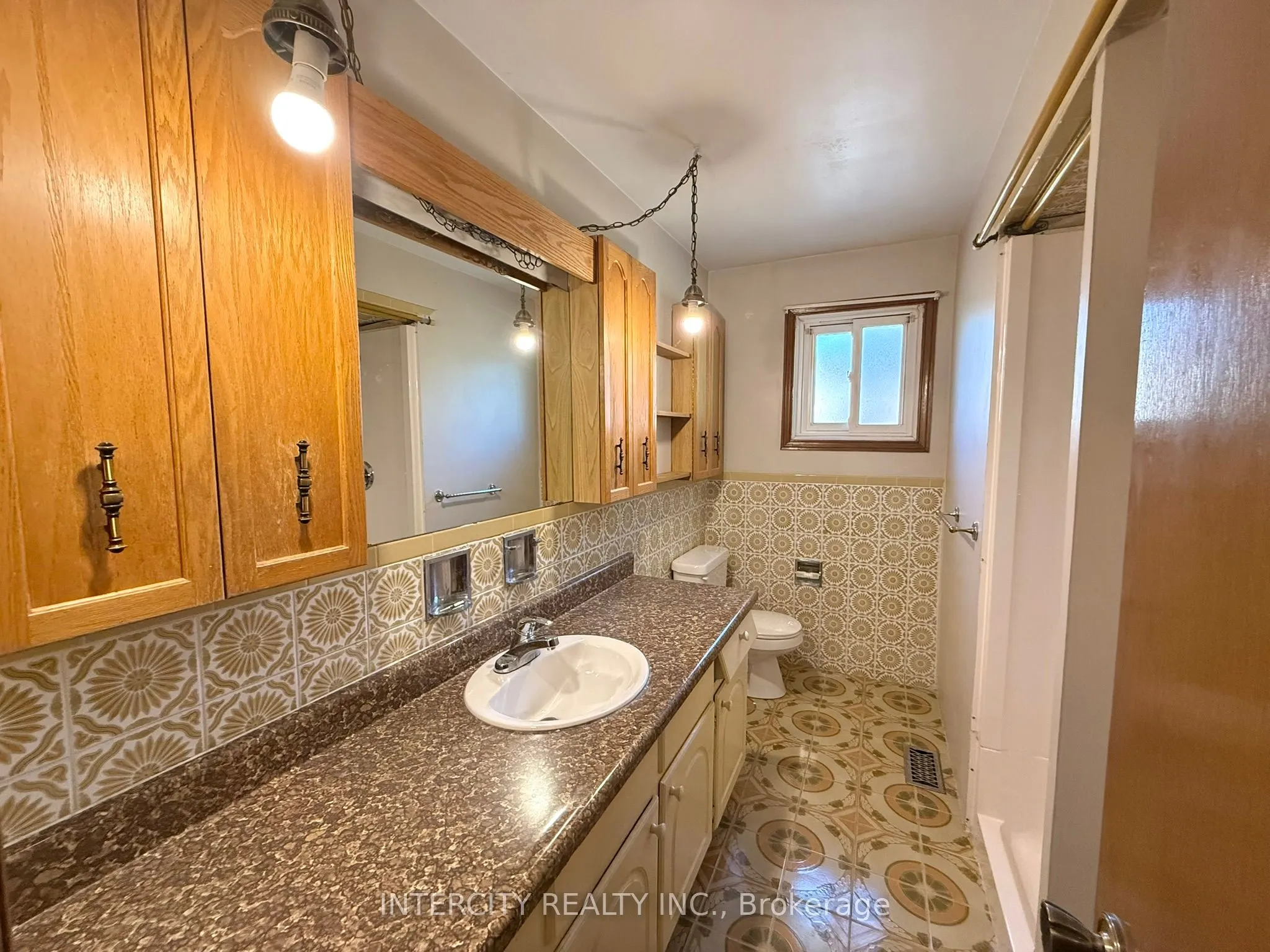 18 Glen Cameron Road, #Main & 2nd Flr