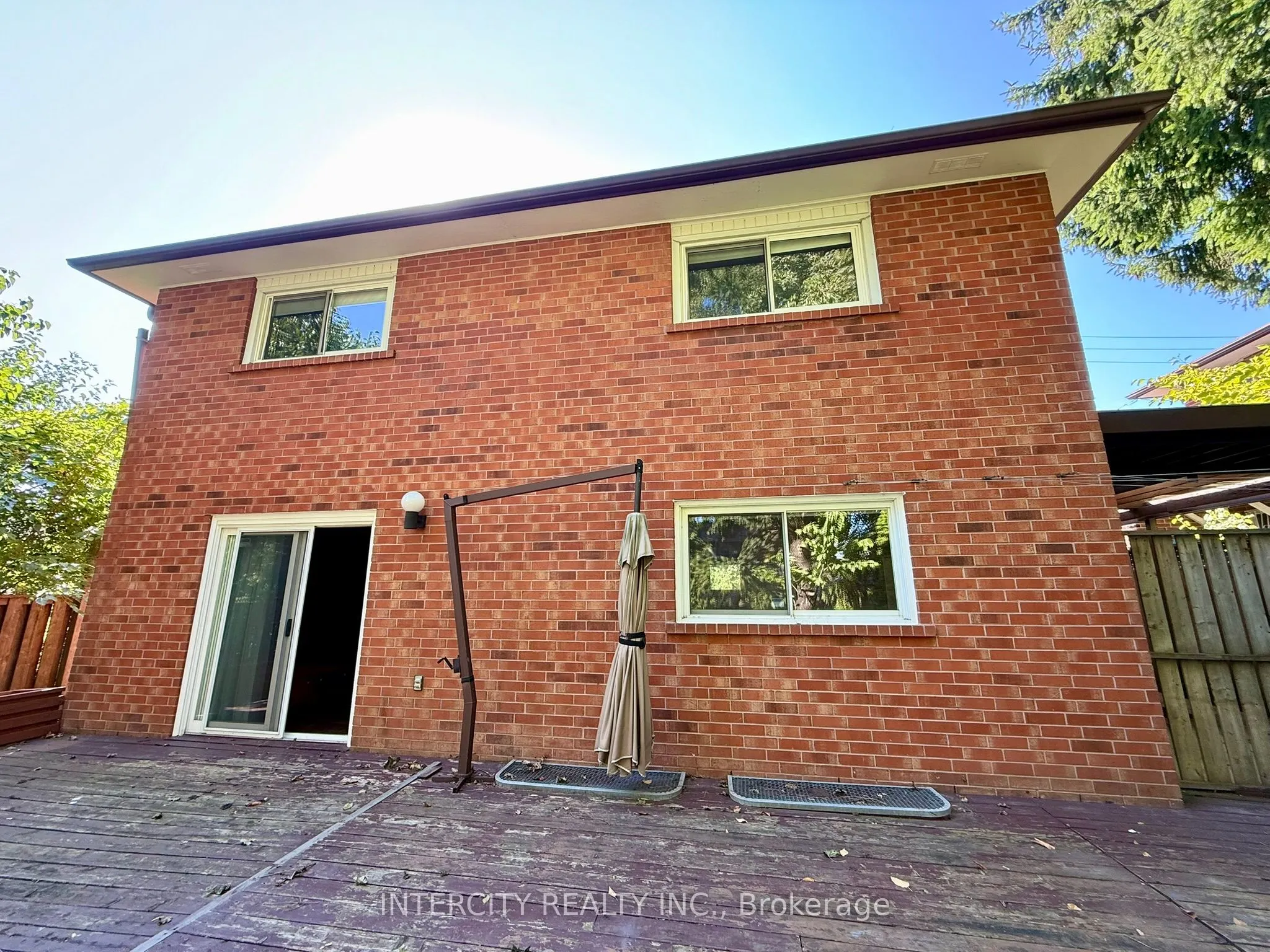 18 Glen Cameron Road, #Main & 2nd Flr