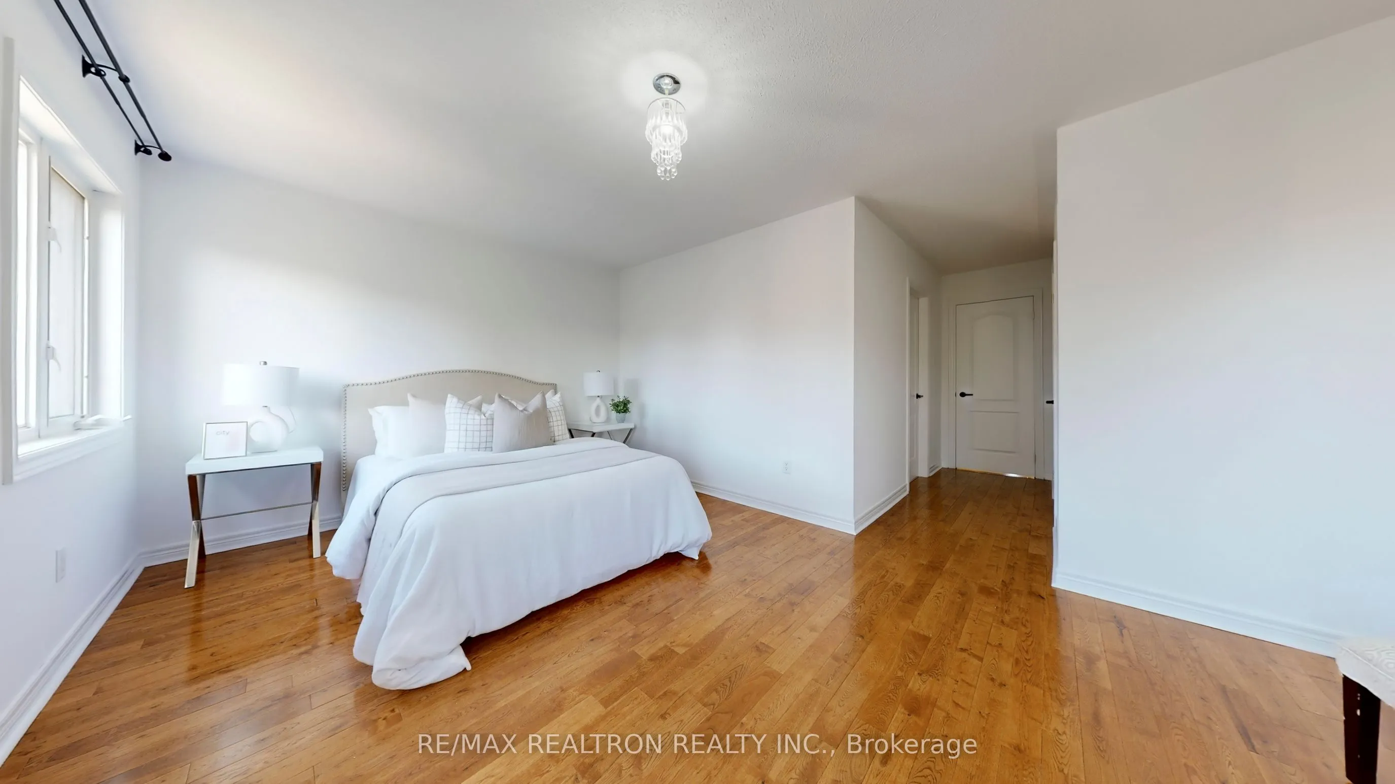 82 Sir Sanford Fleming Way