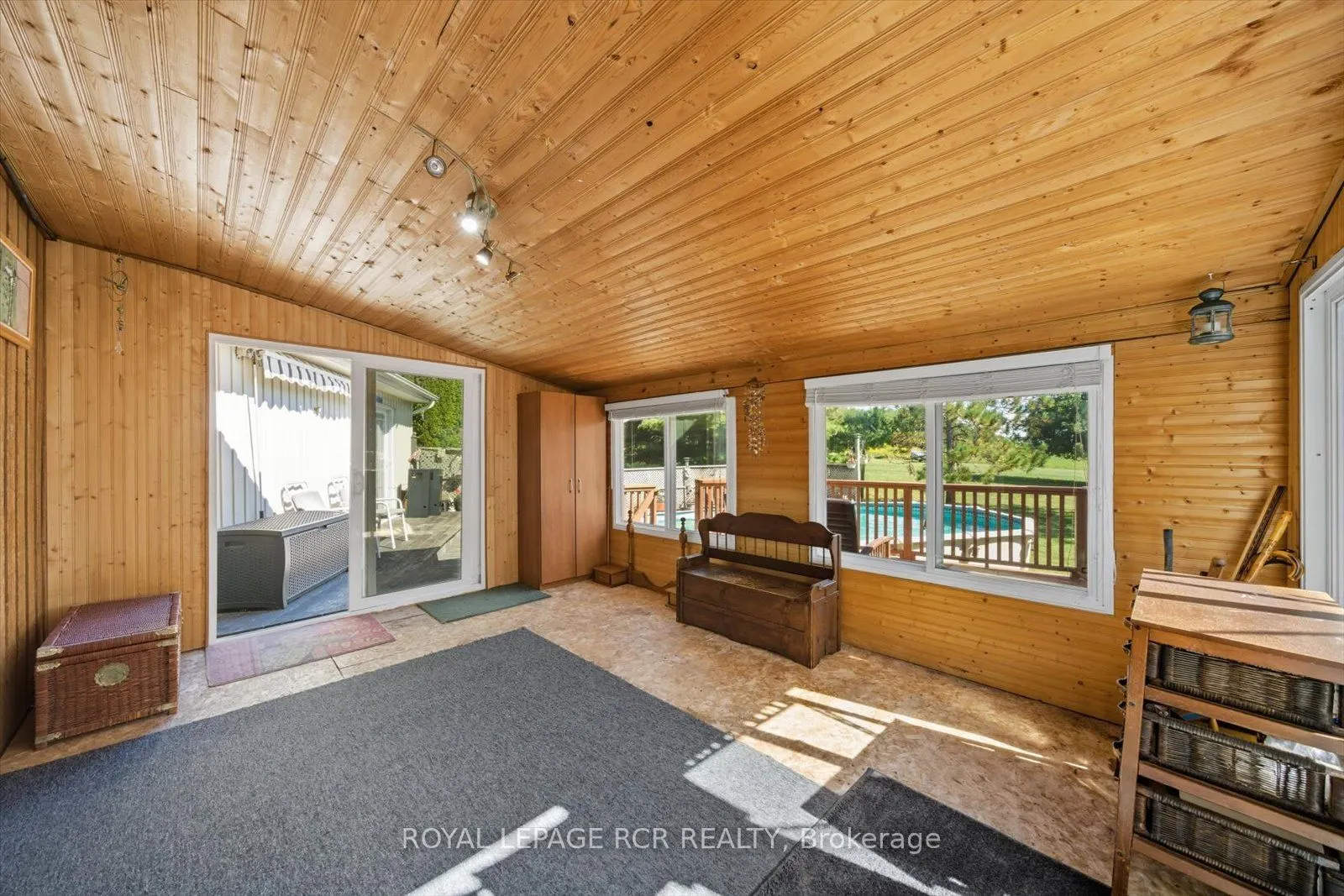 1637 15 Side Road
