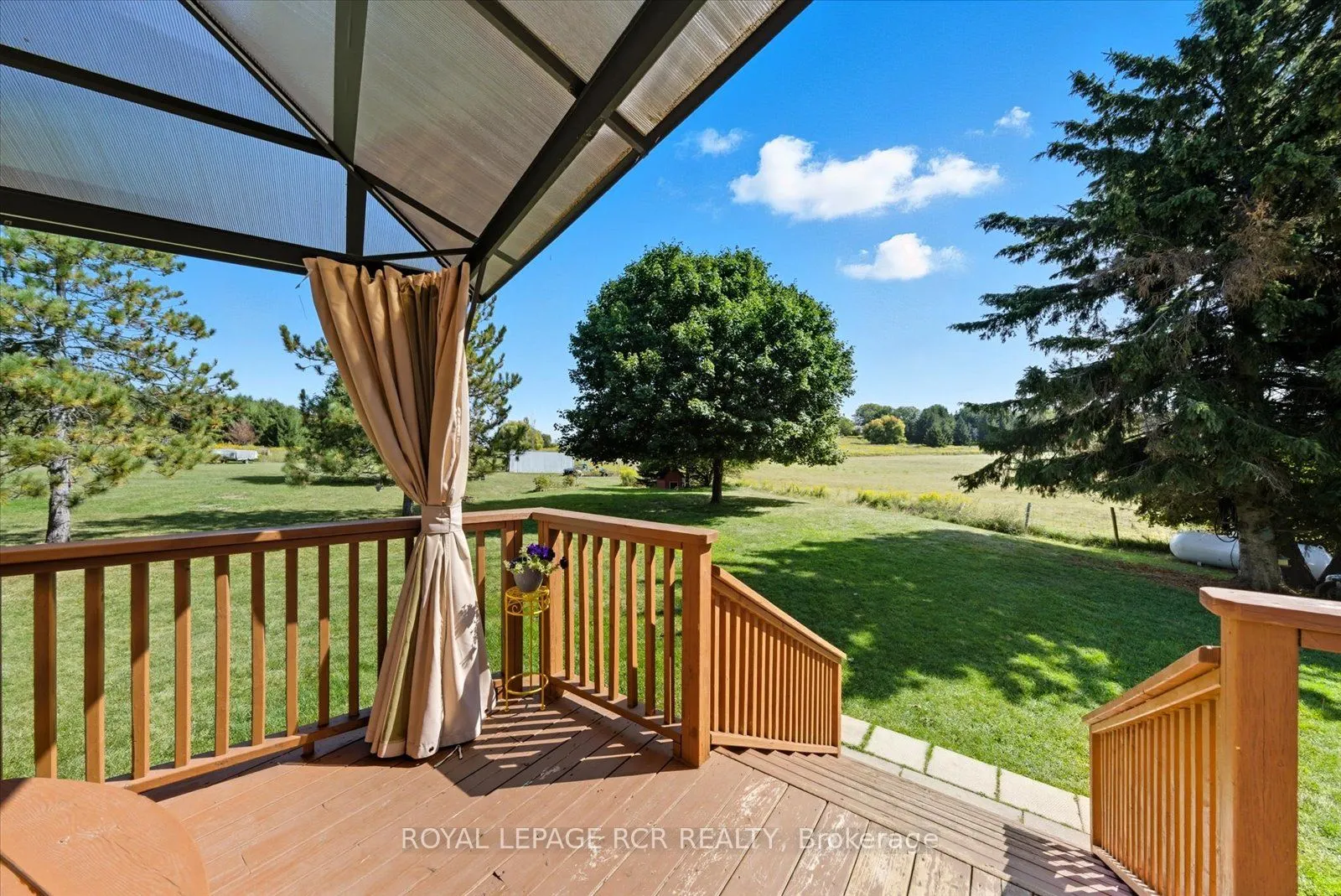 1637 15 Side Road