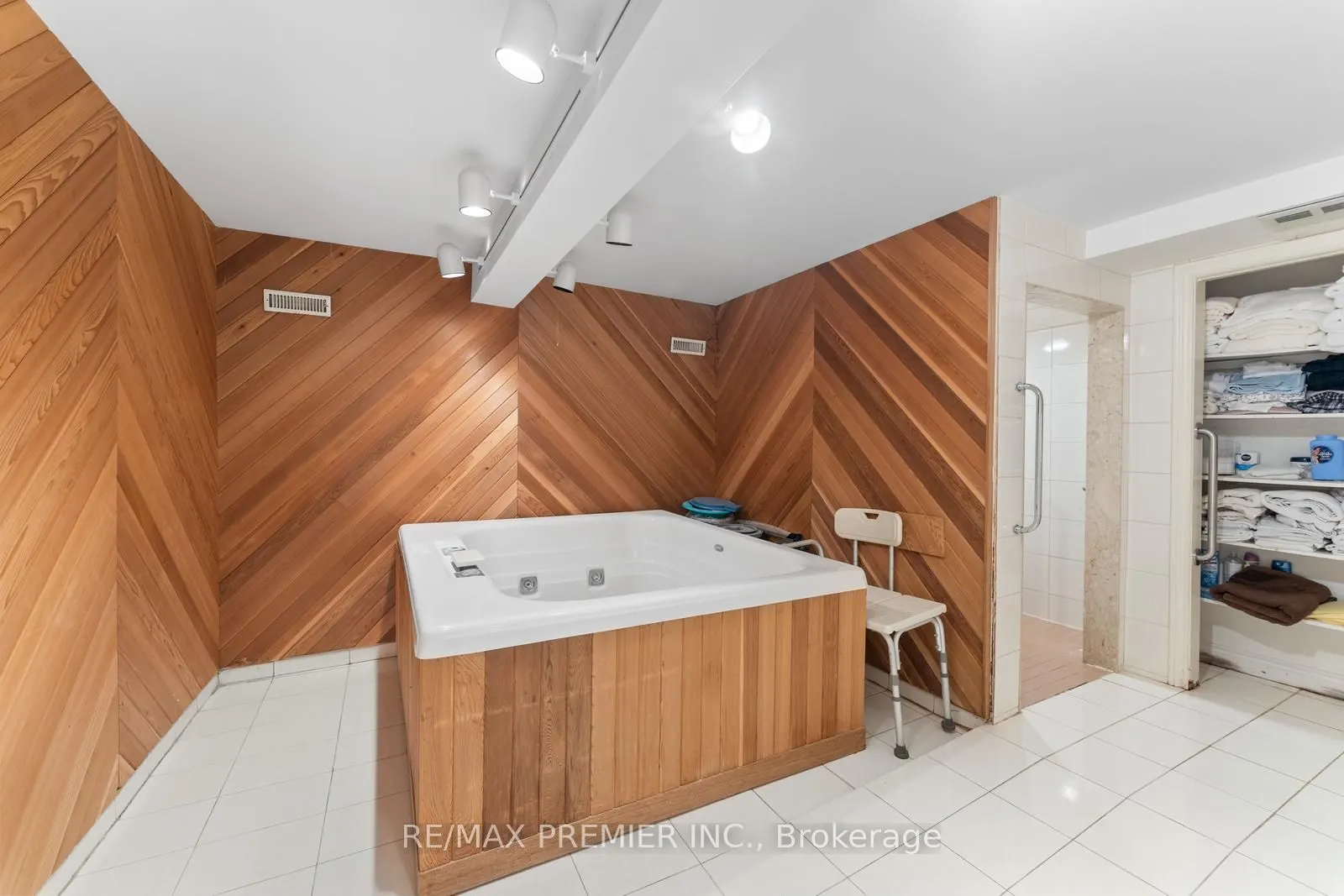 261 Sylvadene Parkway