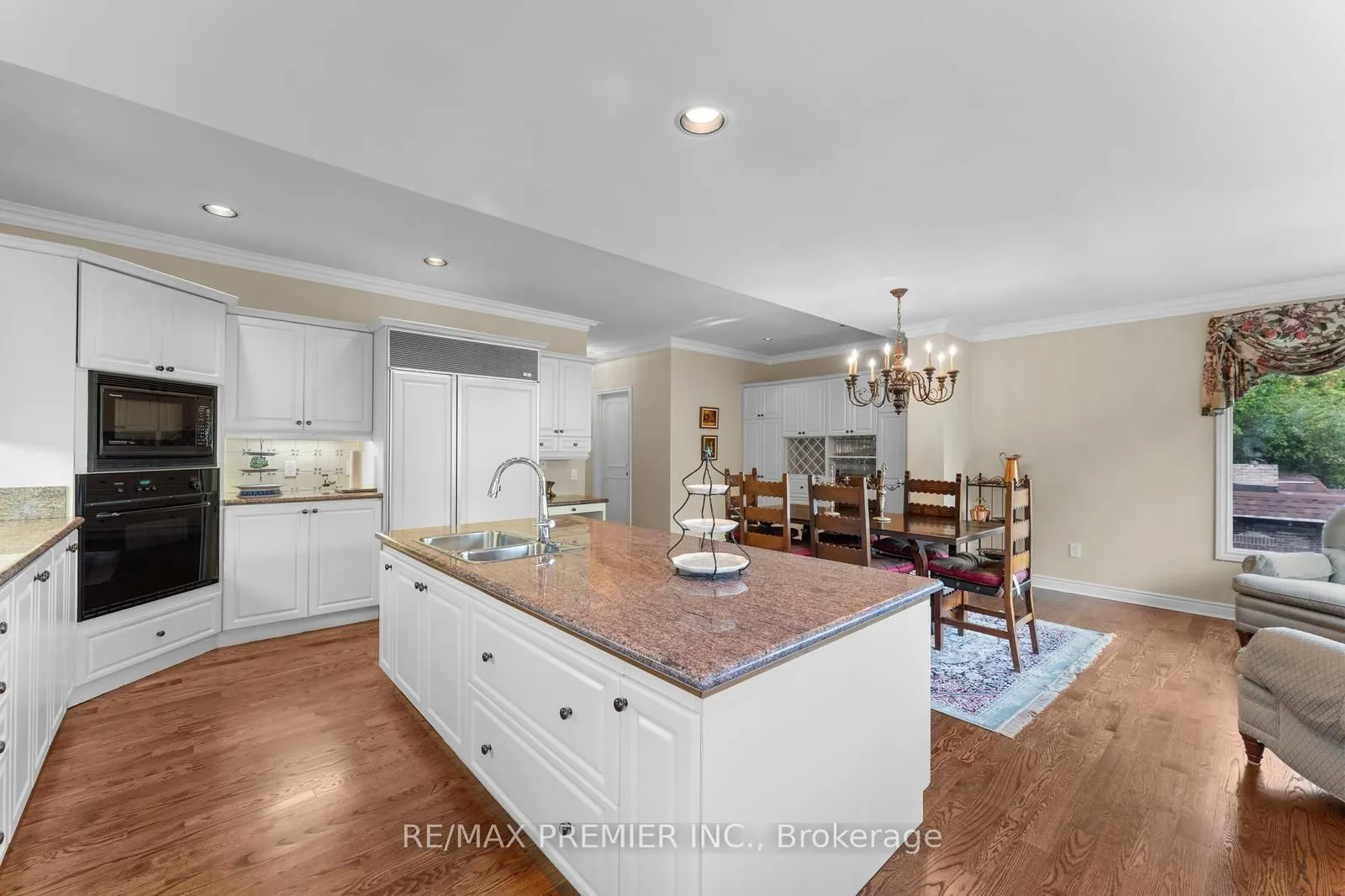 261 Sylvadene Parkway
