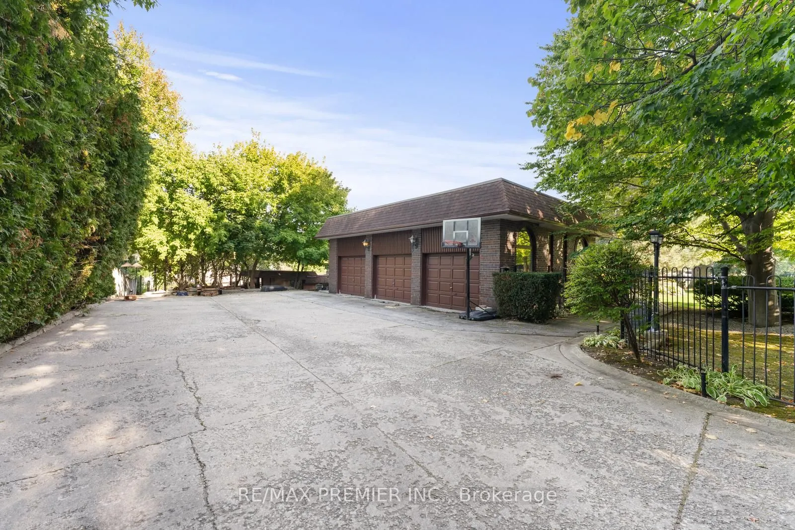 261 Sylvadene Parkway