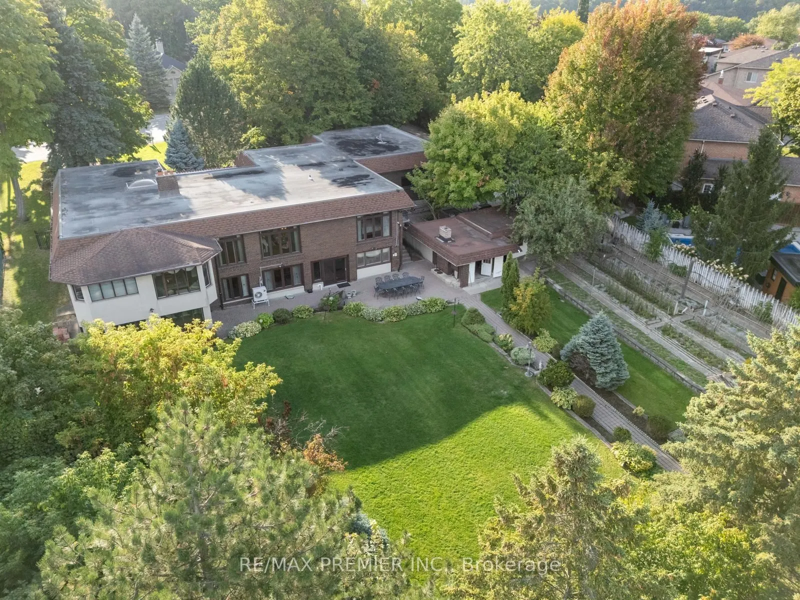 261 Sylvadene Parkway