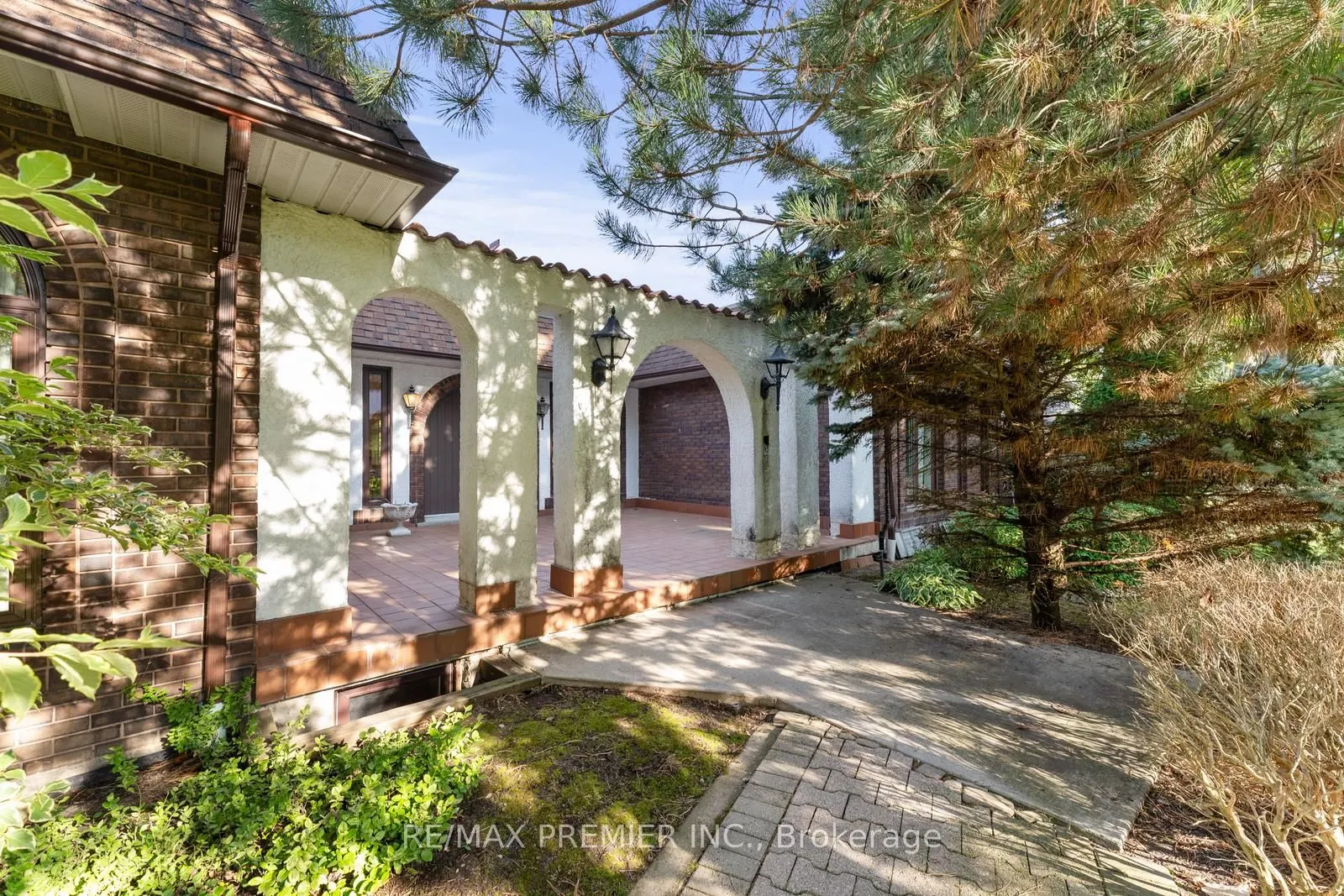261 Sylvadene Parkway