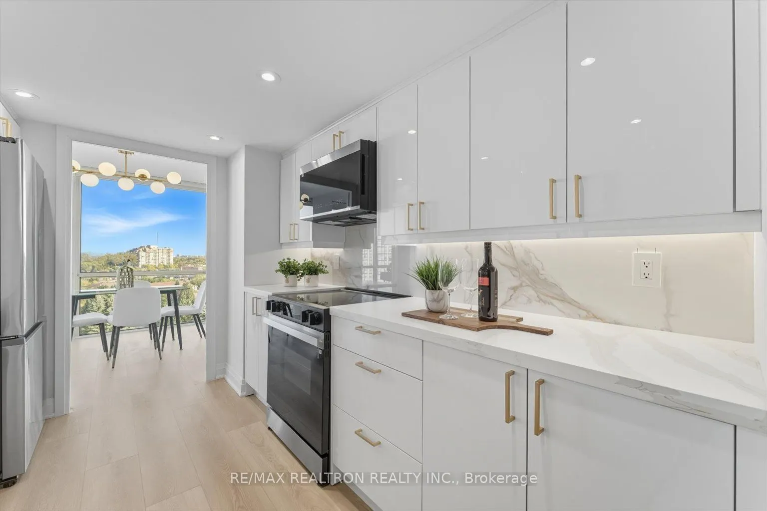 40 Harding Boulevard W, #911