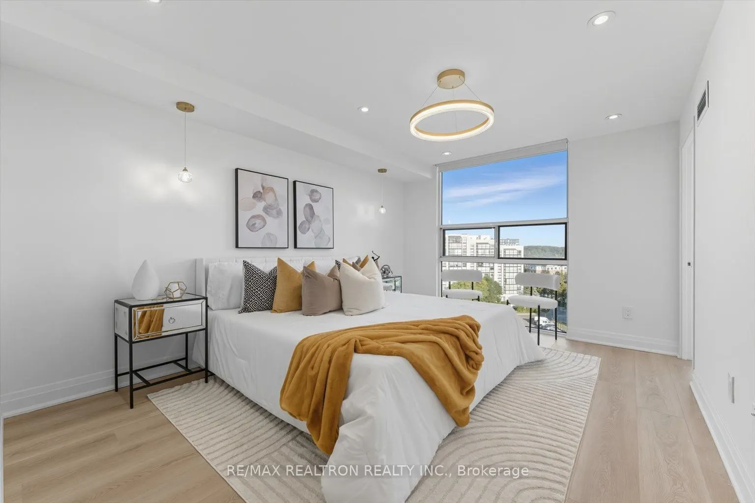 40 Harding Boulevard W, #911