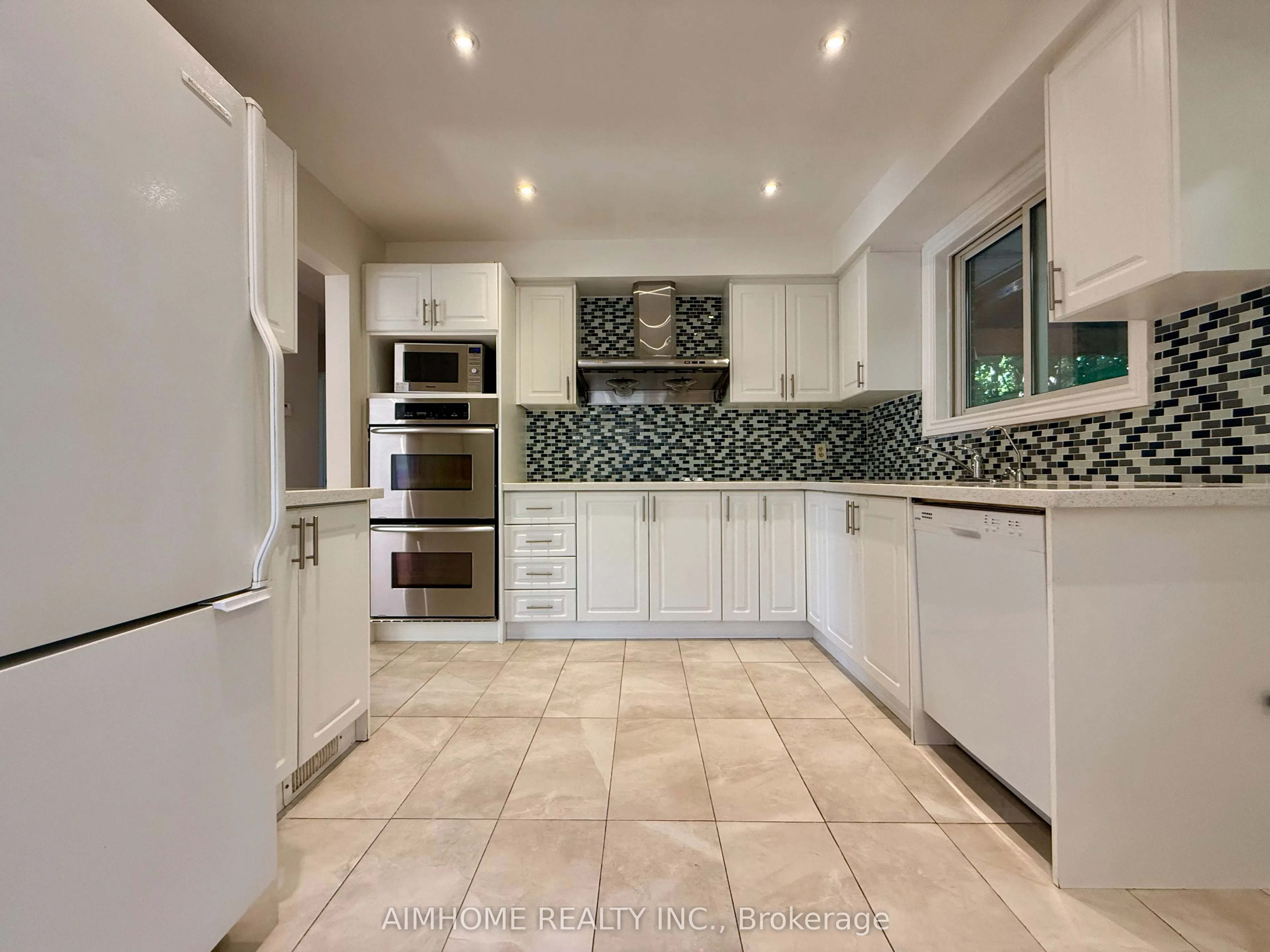 371 Wenlock Avenue