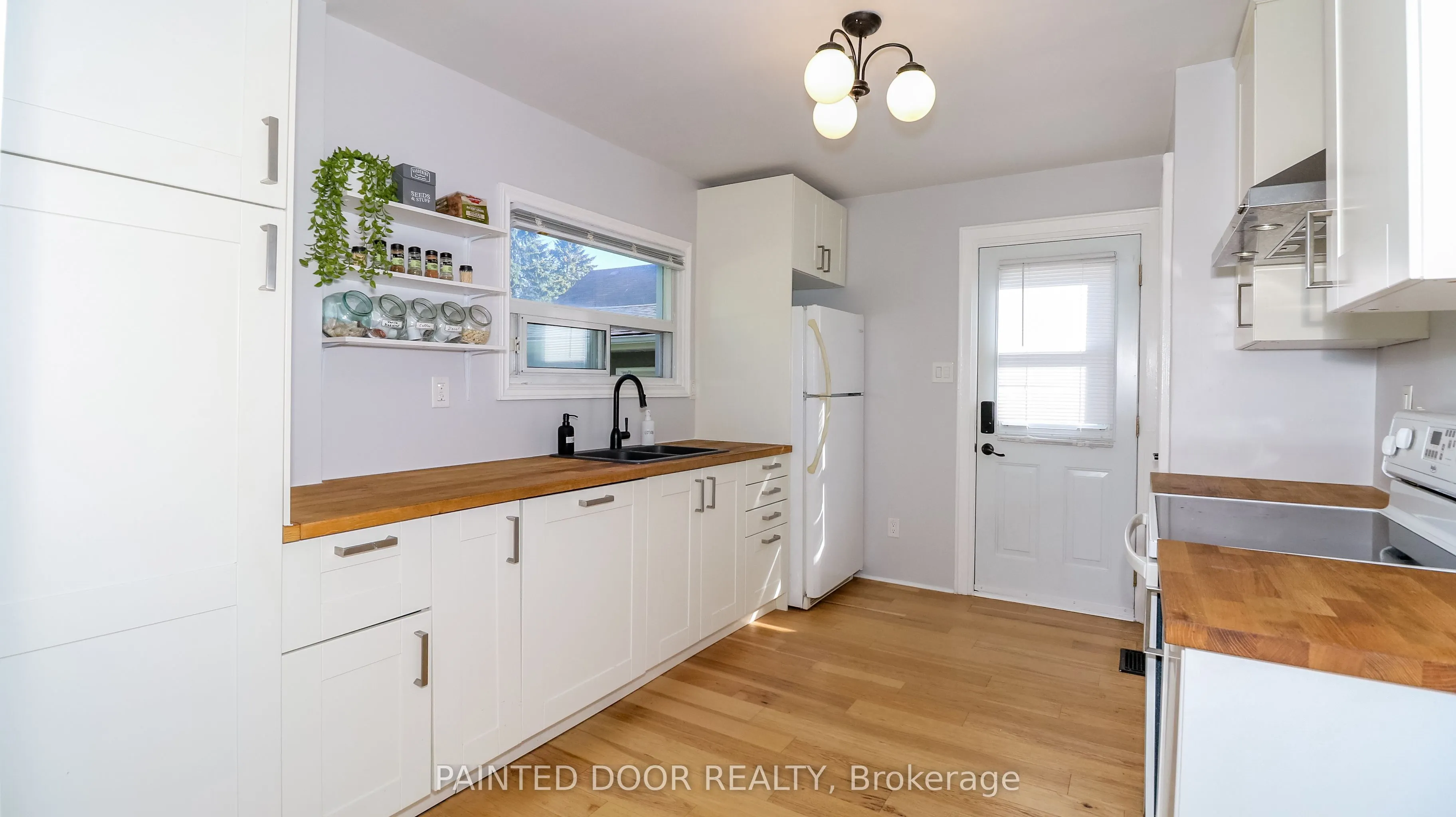 156 Nelson Street W