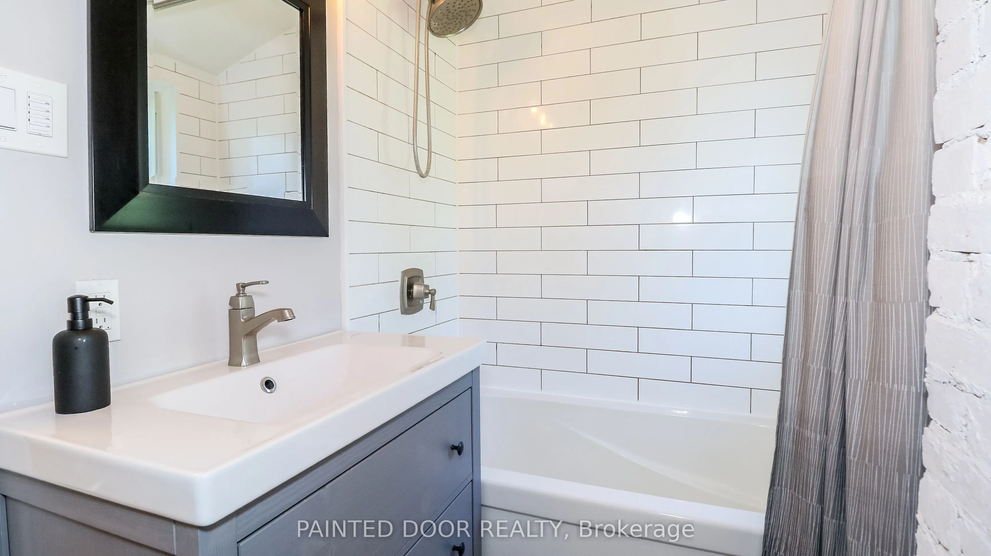 156 Nelson Street W