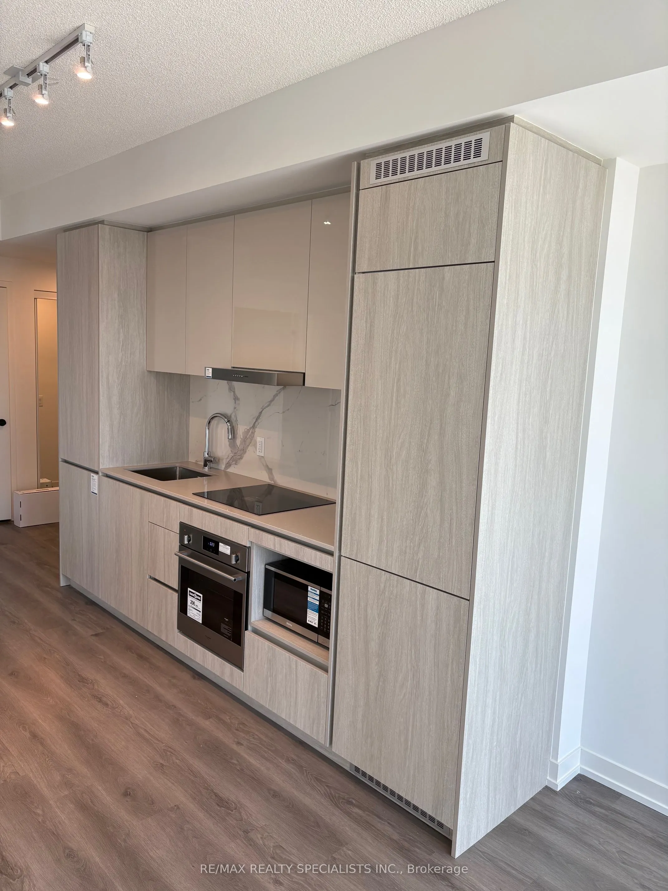 28 Interchange Way, #1712