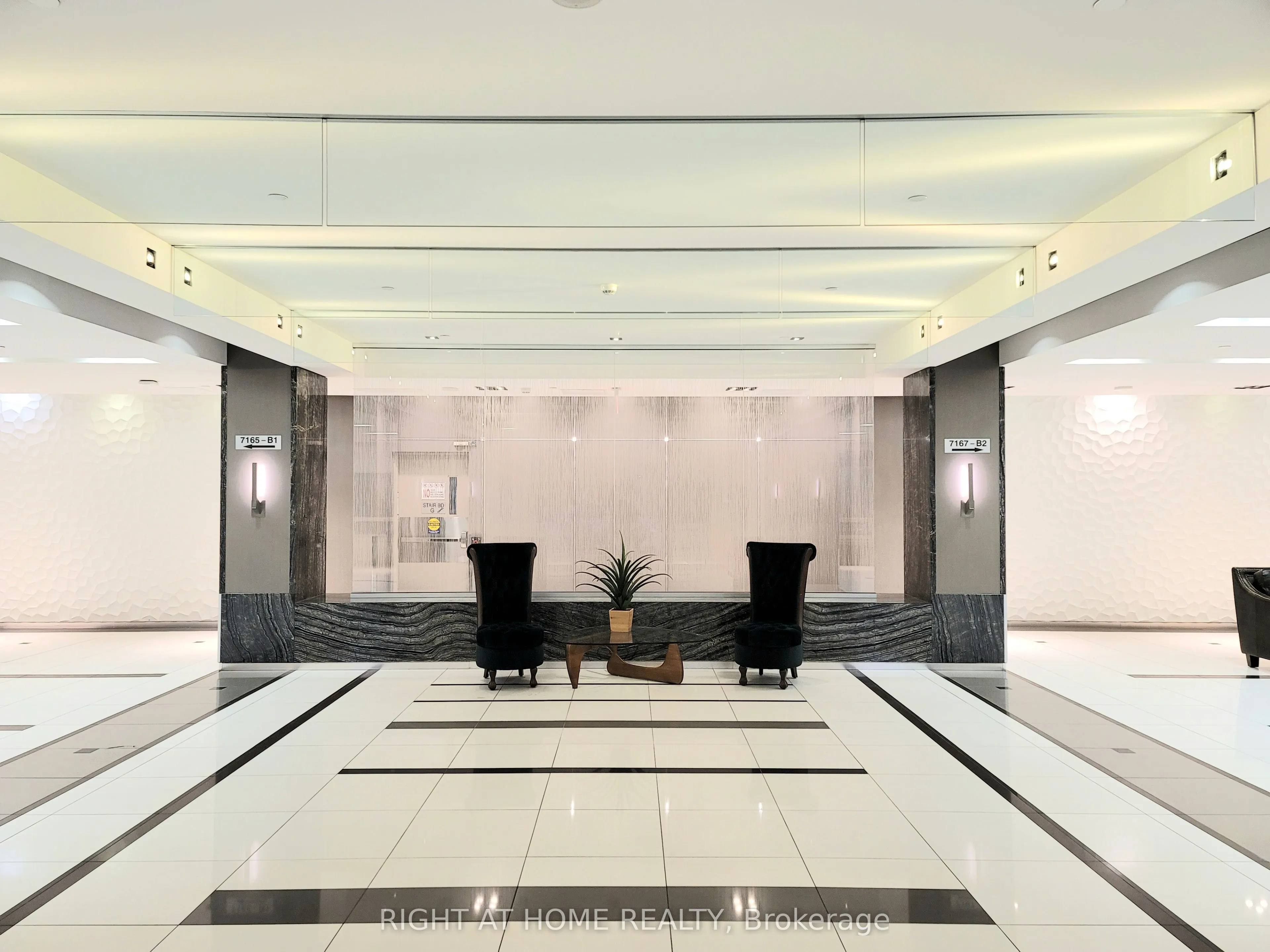 7167 YONGE Street, #1007