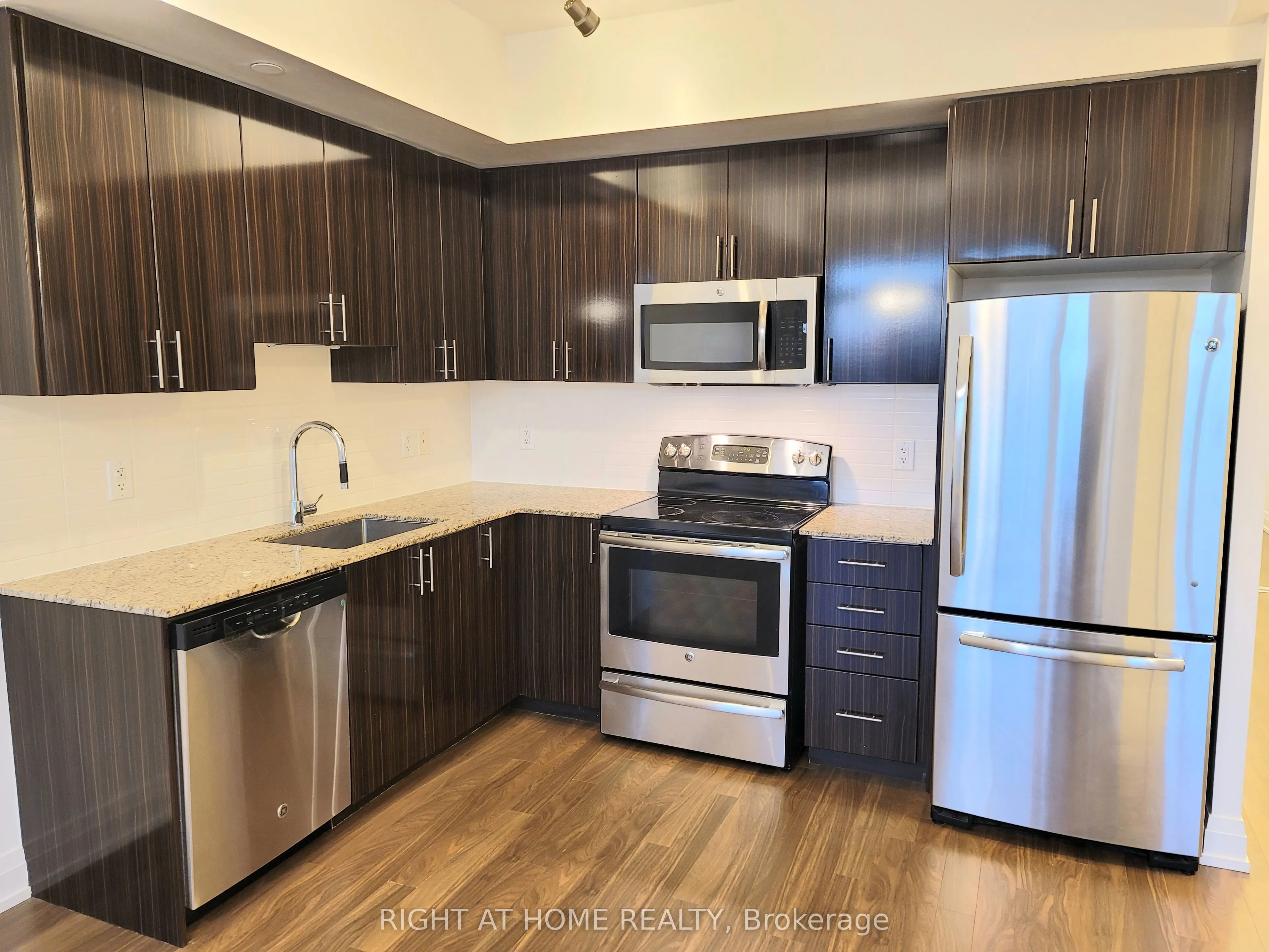 7167 YONGE Street, #1007
