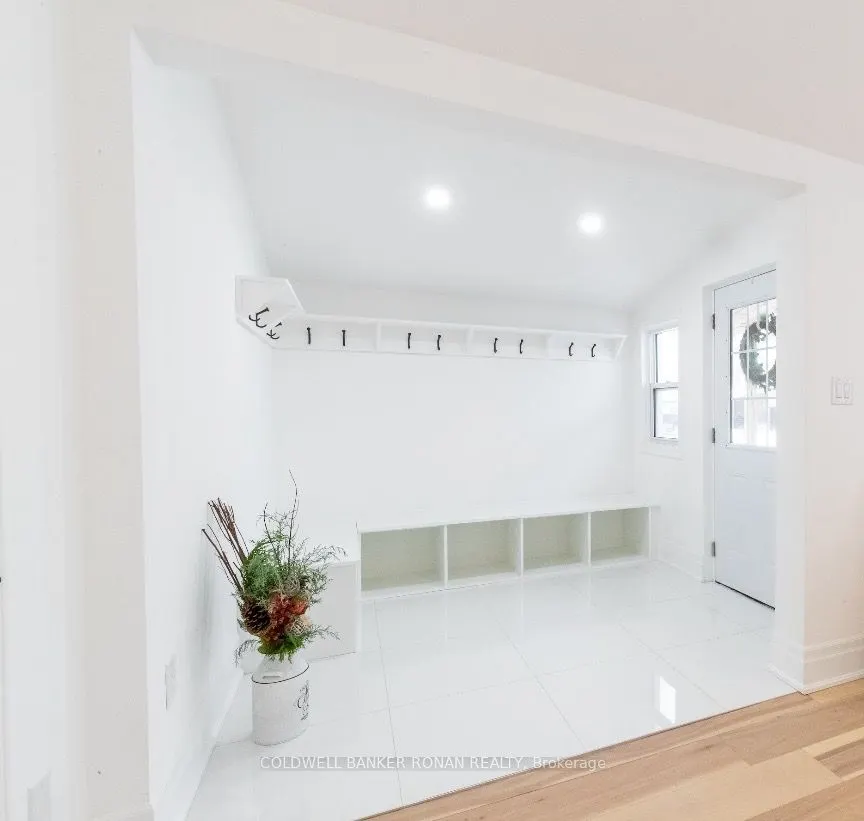 54 Queen Street N
