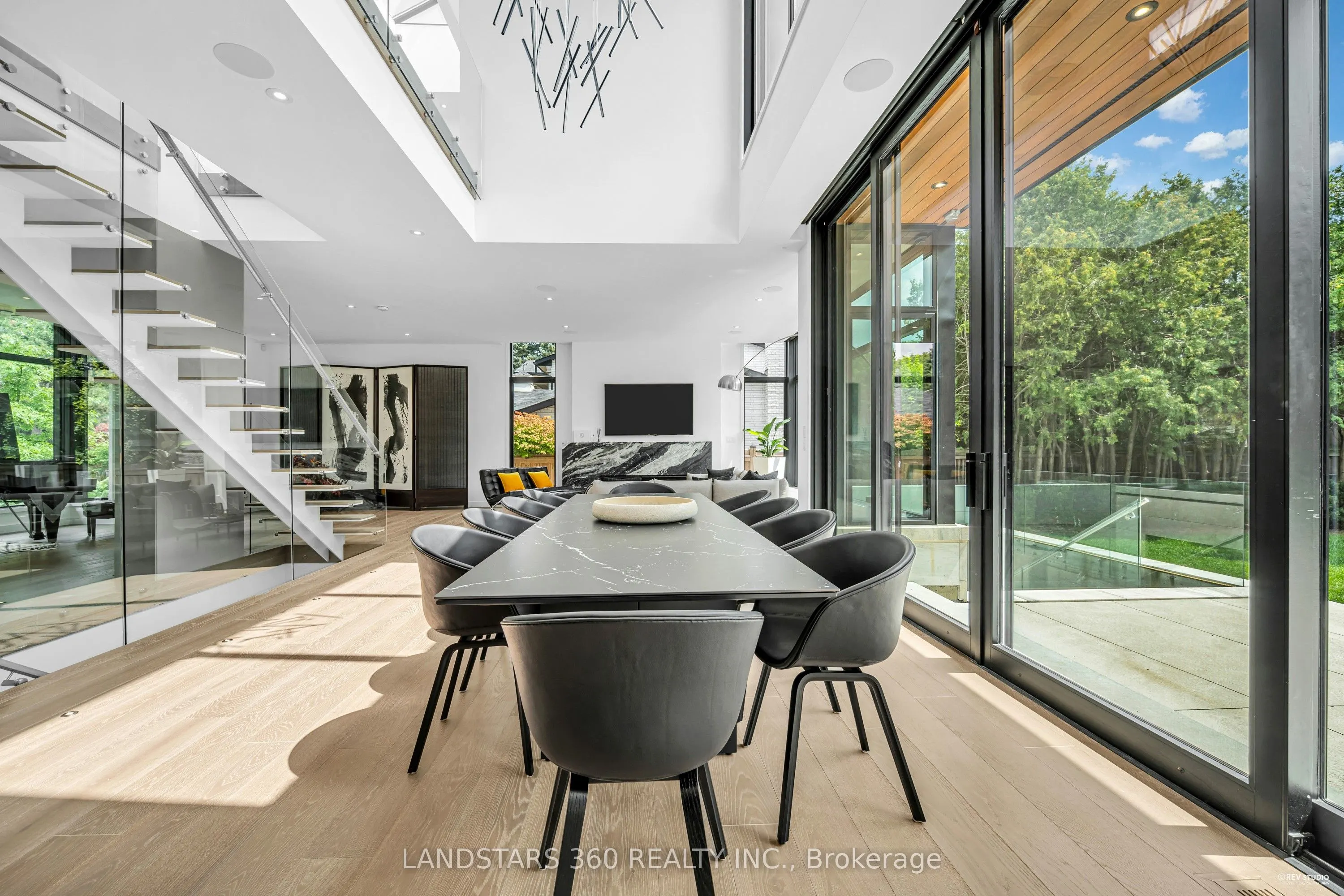 7 Whitelaw Court